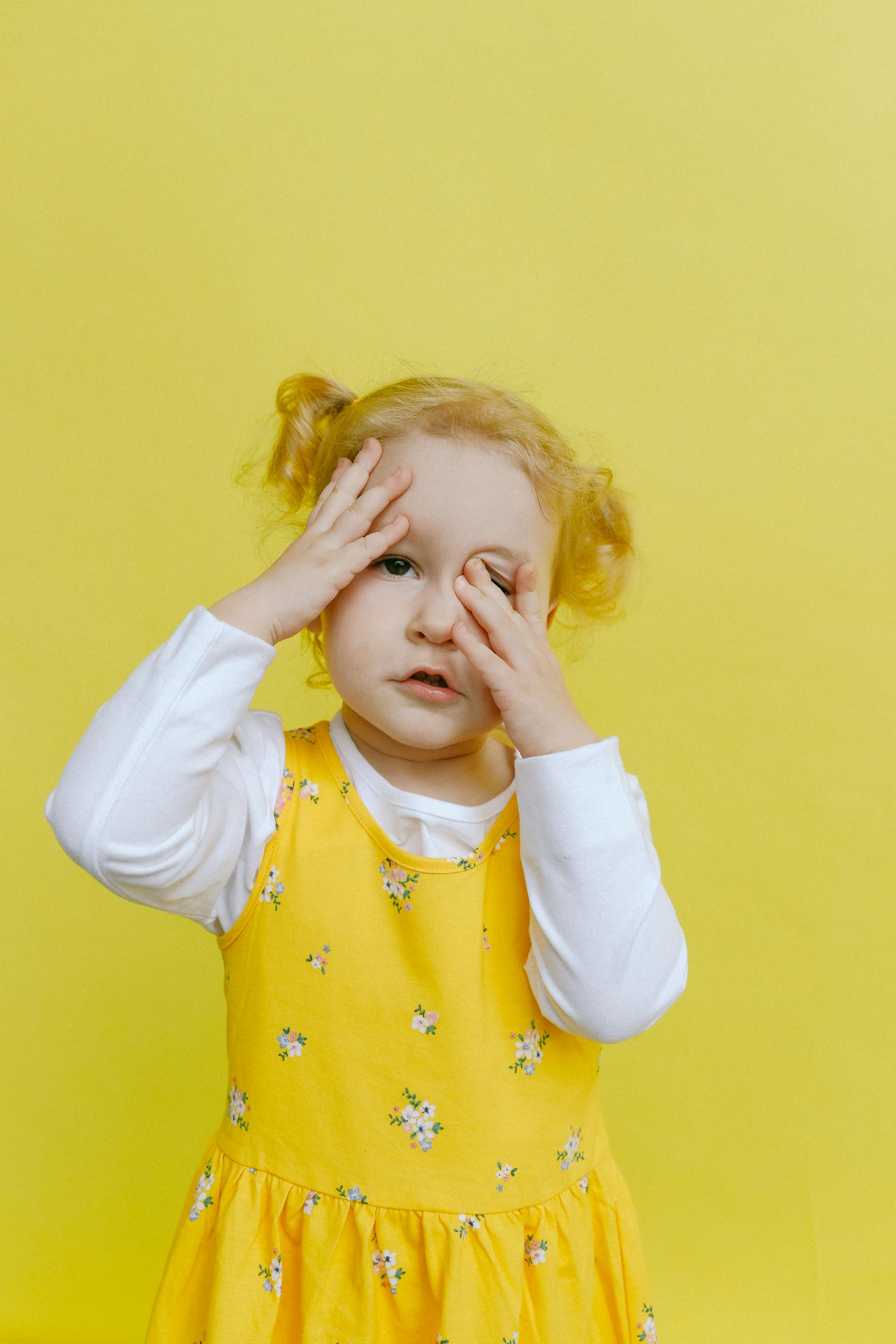 Una niña tapándose la cara con las manos | Fuente: Pexels