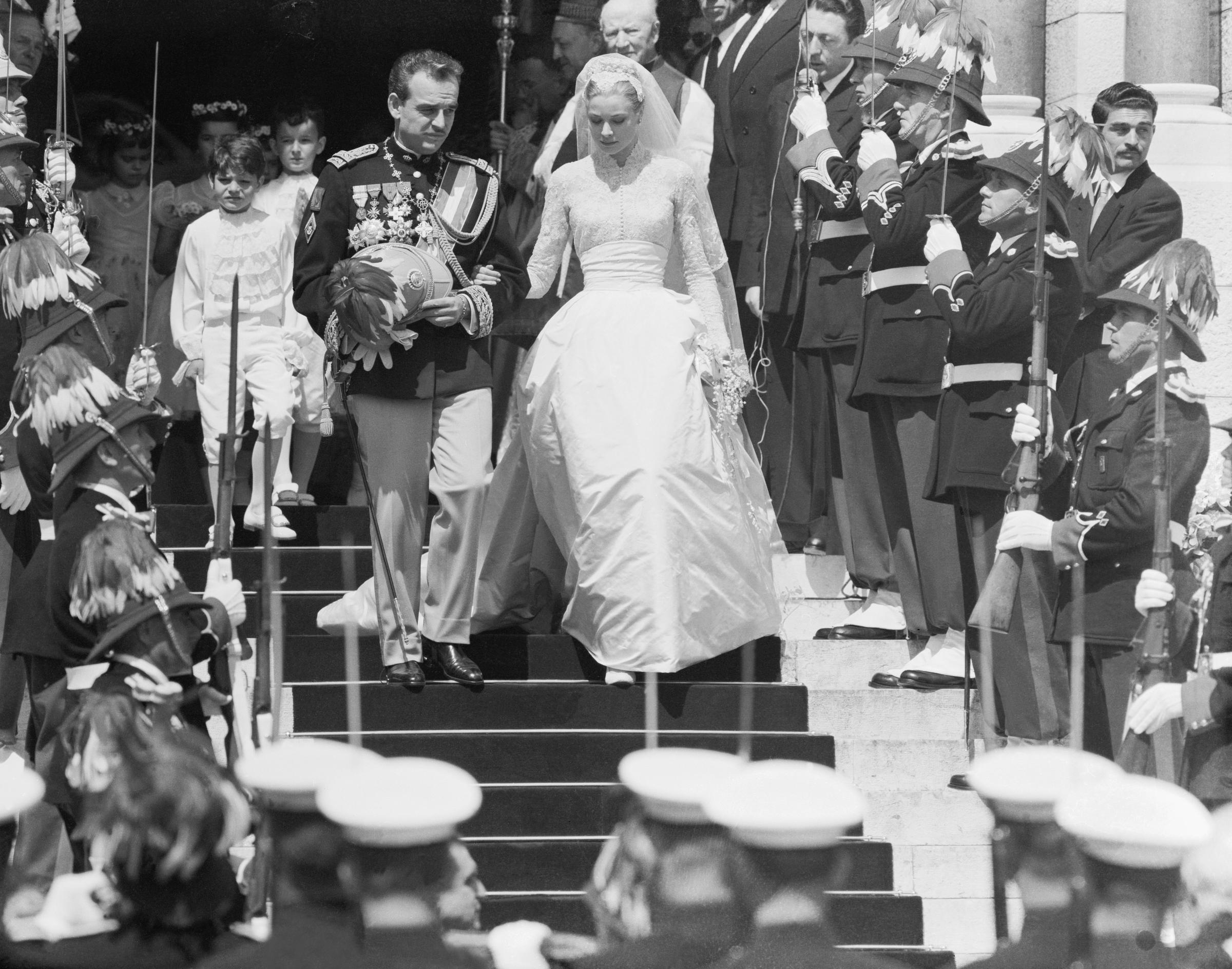 El Príncipe Rainiero y Grace Kelly salen de la Catedral de Mónaco tras su ceremonia católica romana el 19 de abril de 1956, en Mónaco. | Fuente: Getty Images