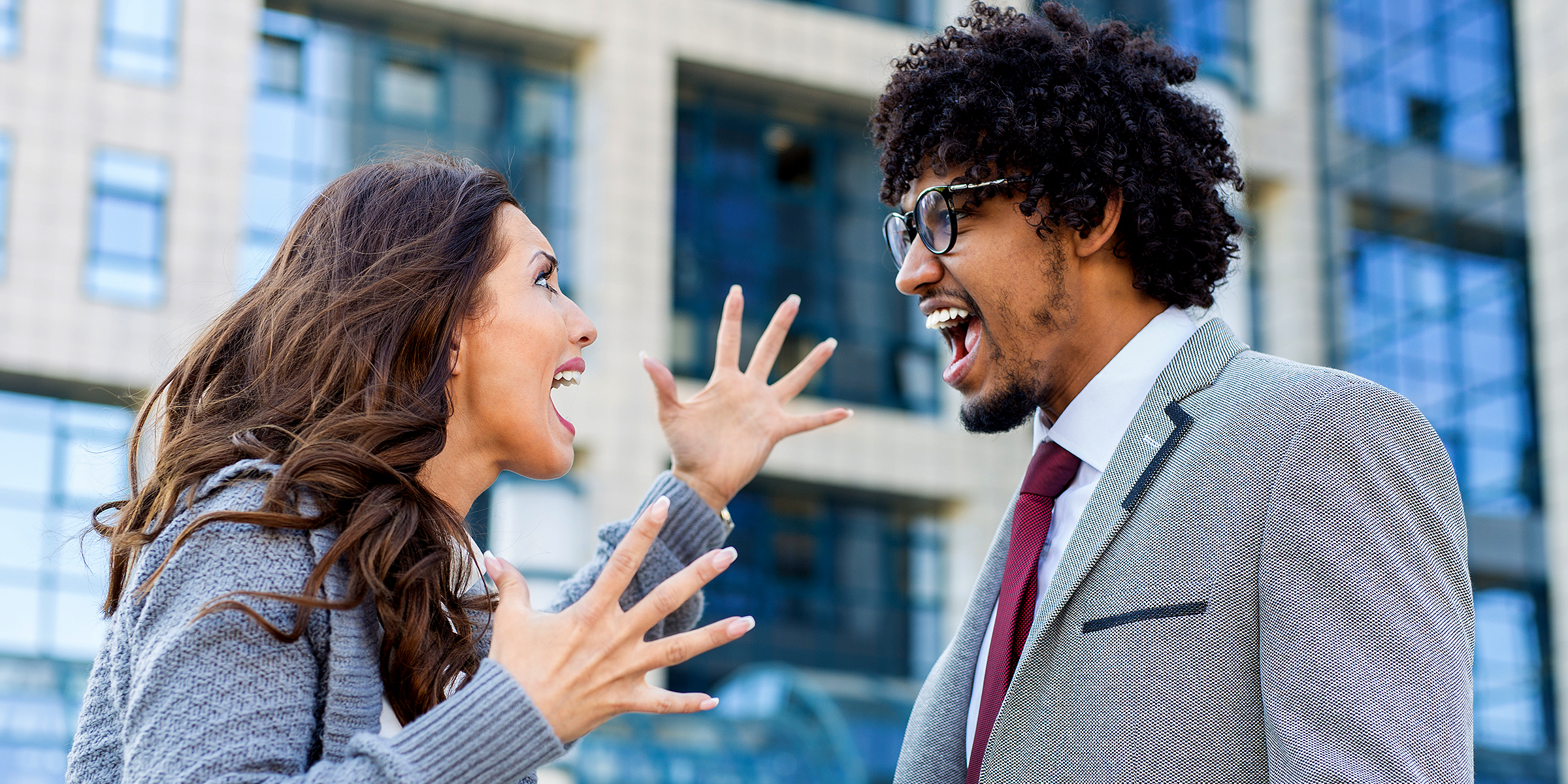 Una mujer discutiendo con un hombre | Fuente: Shutterstock