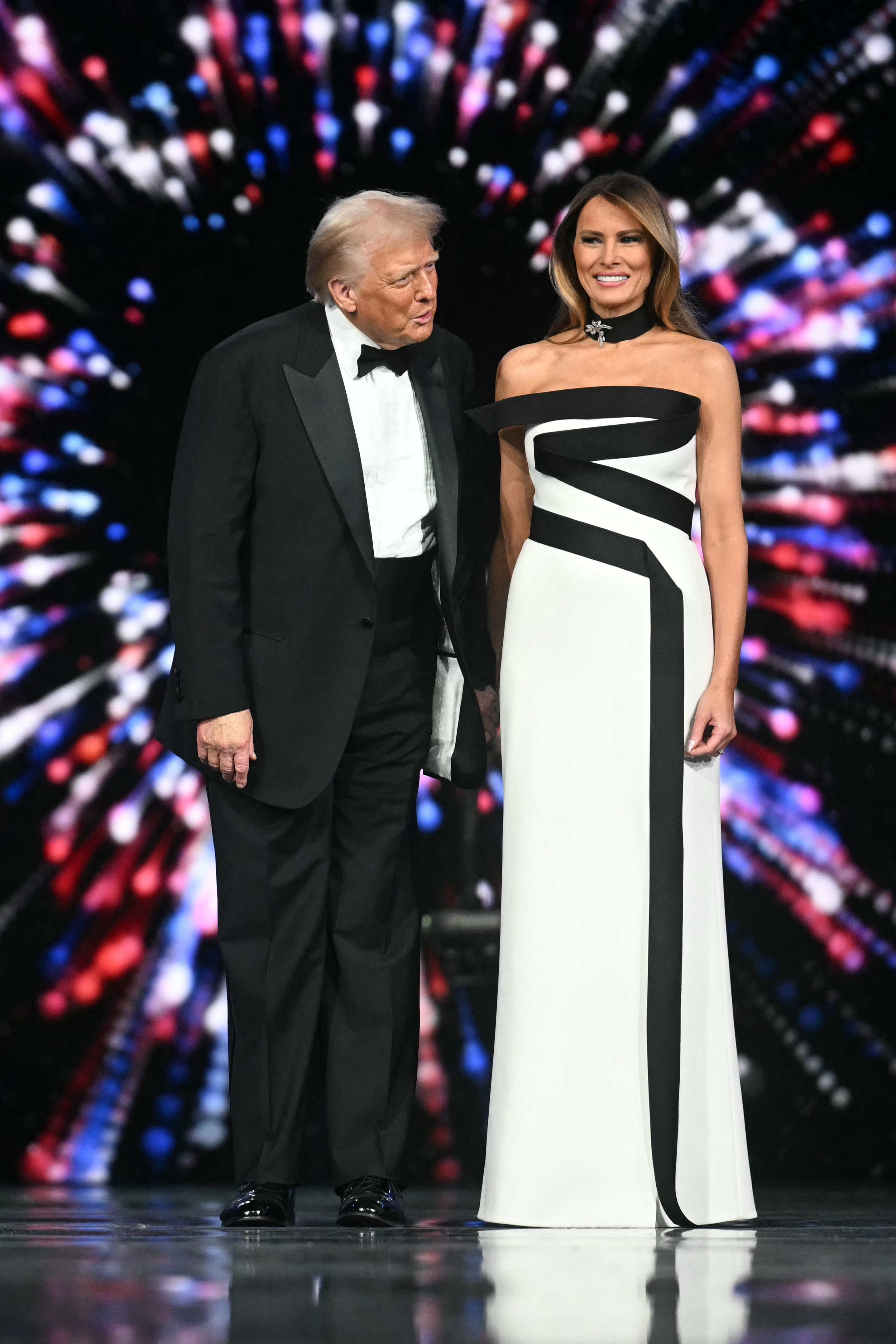 El presidente estadounidense Donald Trump y la primera dama Melania Trump llegan al Baile Inaugural de la Libertad en Washington, DC, el 20 de enero de 2025 | Fuente: Getty Images