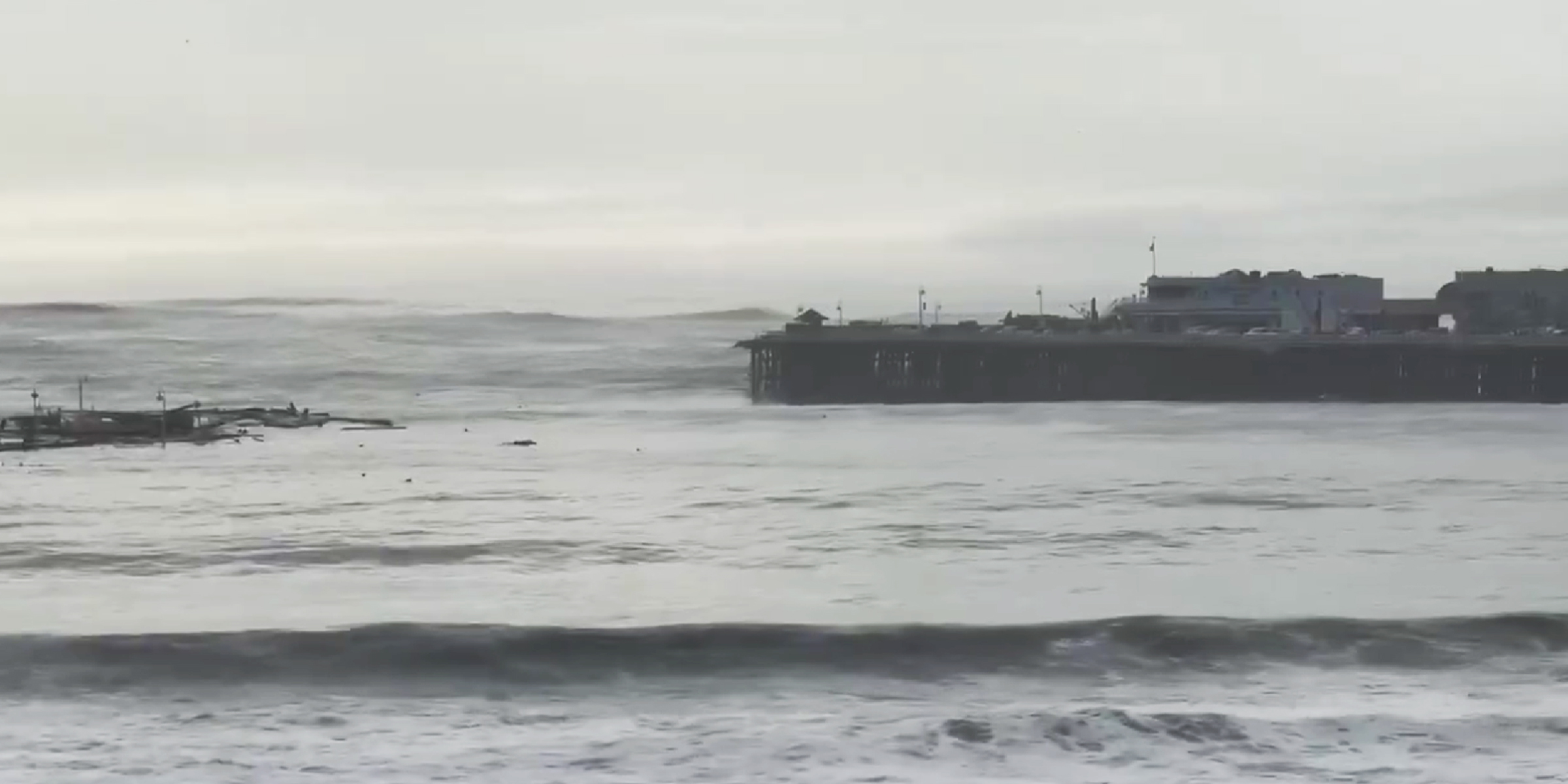 El muelle de Santa Cruz derruido | Fuente: X/mikefthomp