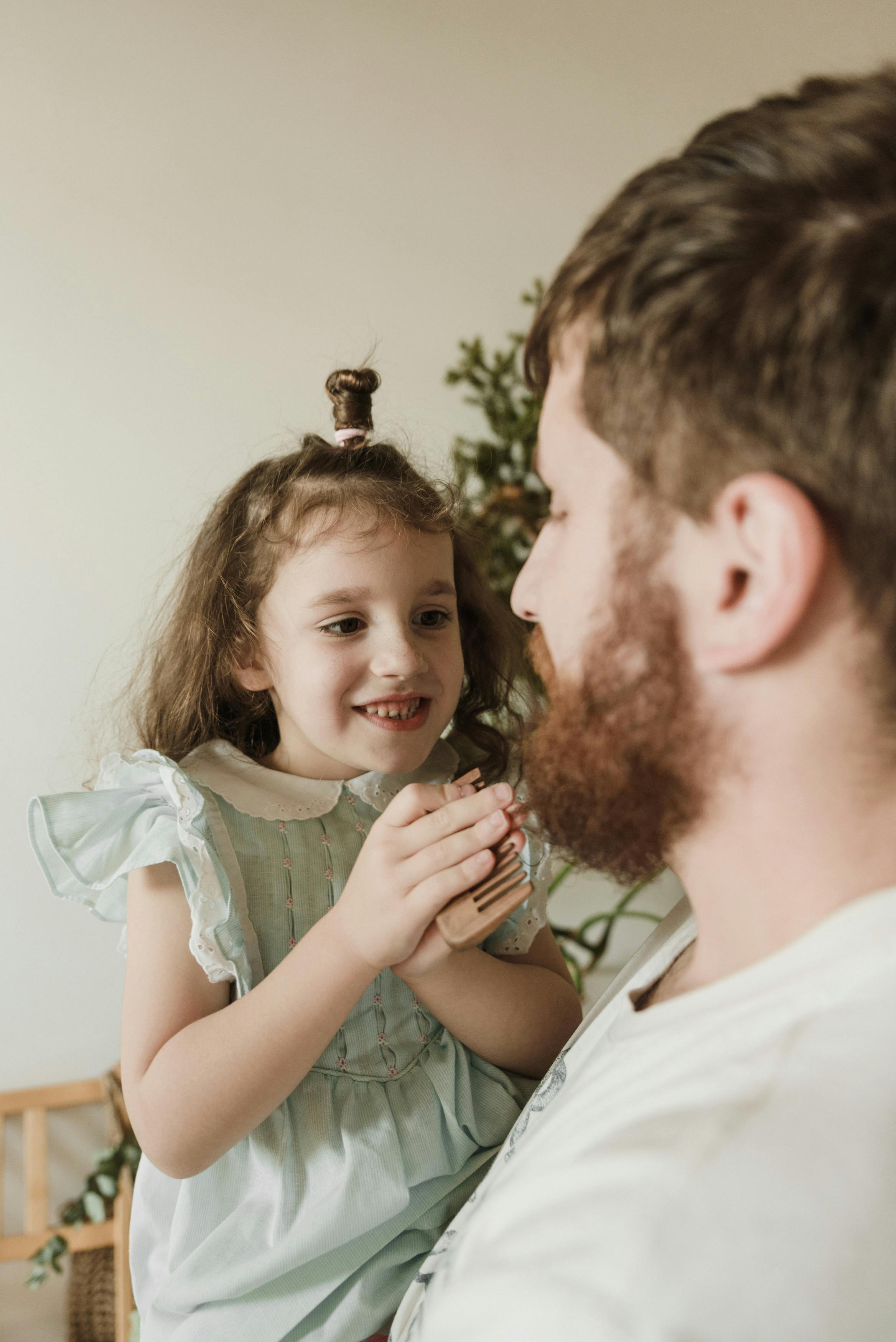 Un padre y su hija manteniendo una conversación | Fuente: Pexels