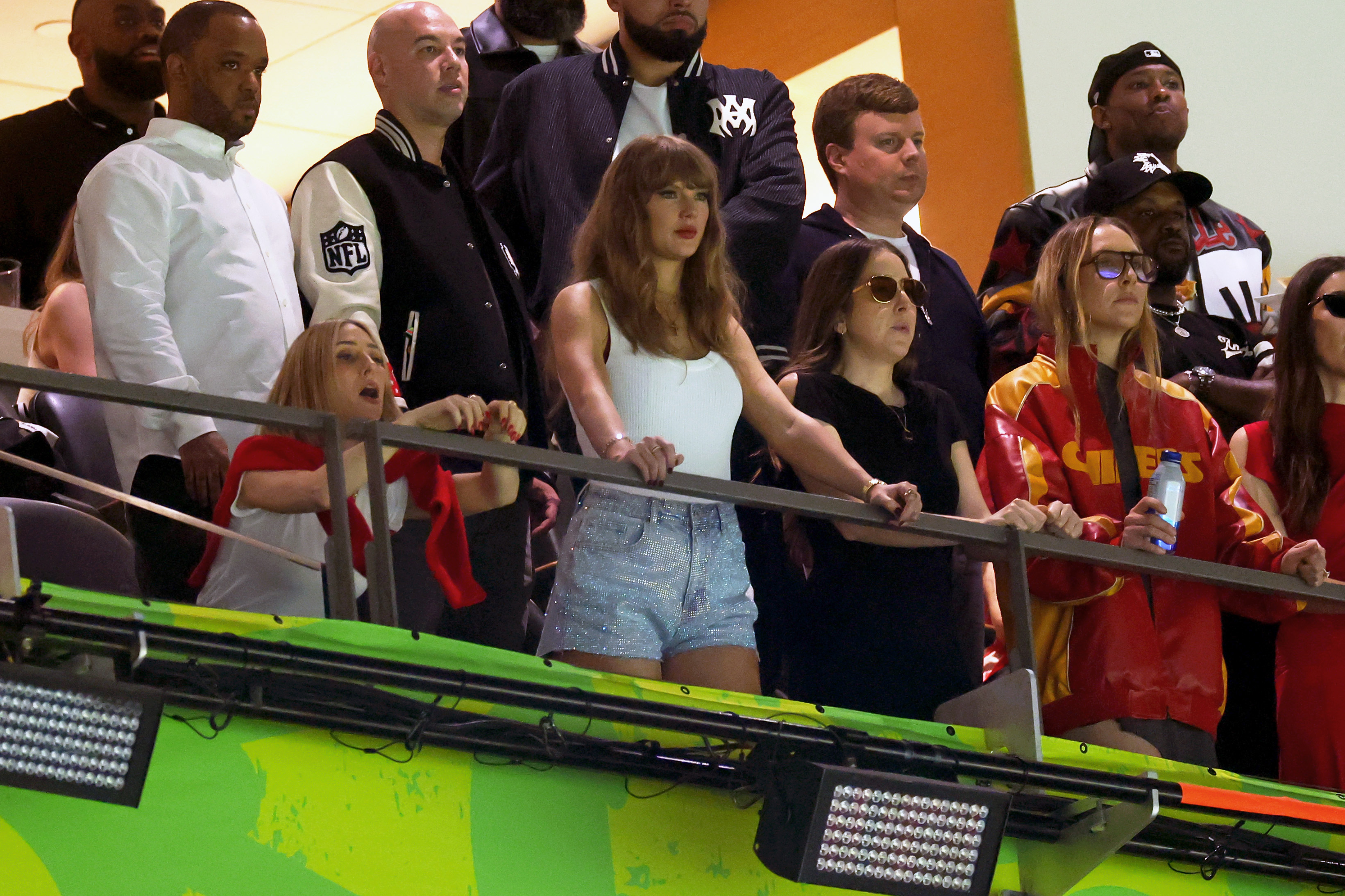 Ashley Avignone y Taylor Swift con Alana y Este Haim en el Super Bowl LIX el 9 de febrero de 2025, en Nueva Orleans, Luisiana | Fuente: Getty Images