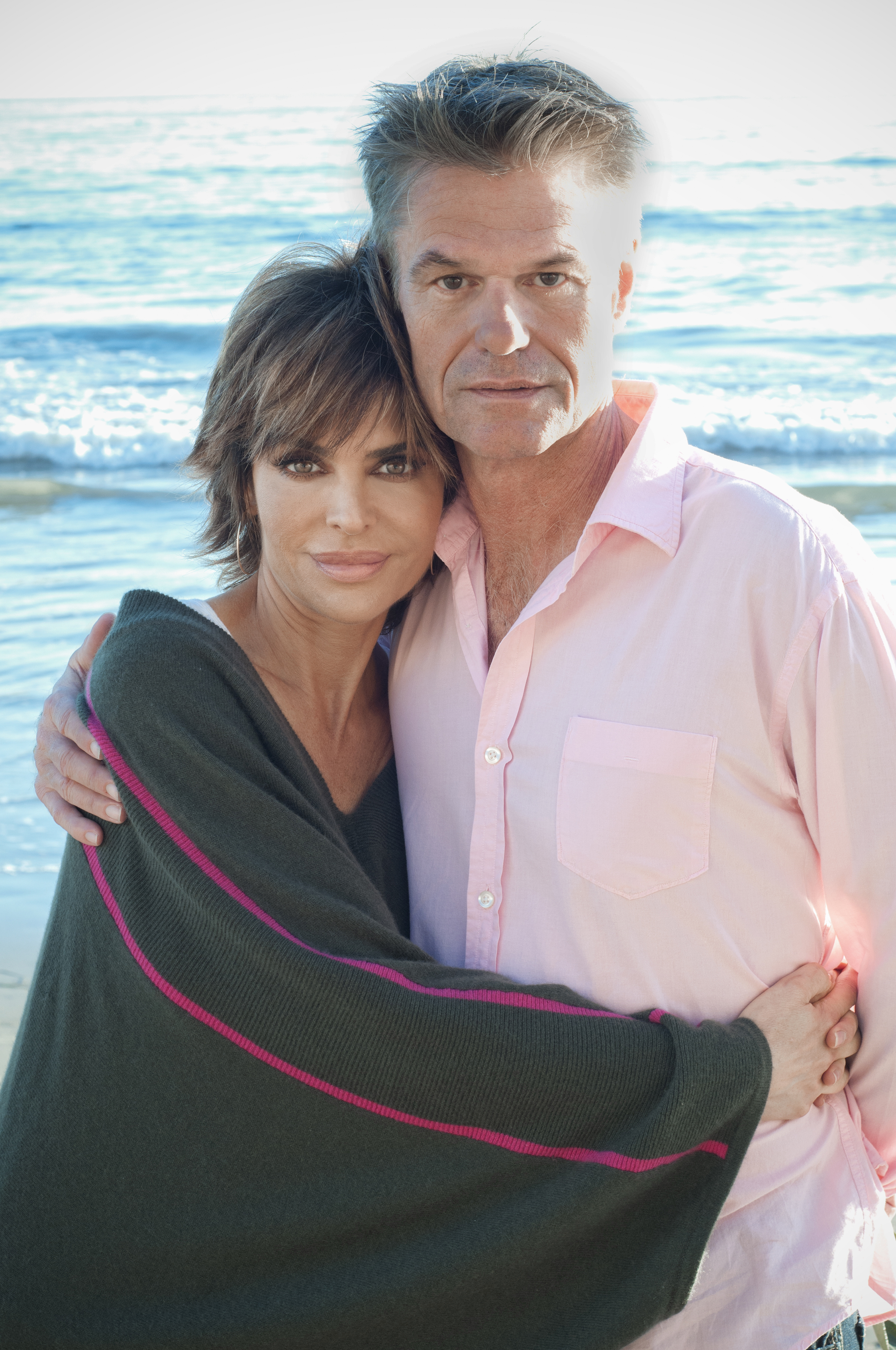 Lisa Rinna y Harry Hamlin posando en la playa de Malibú, California, el 7 de enero de 2013. | Fuente: Getty Images