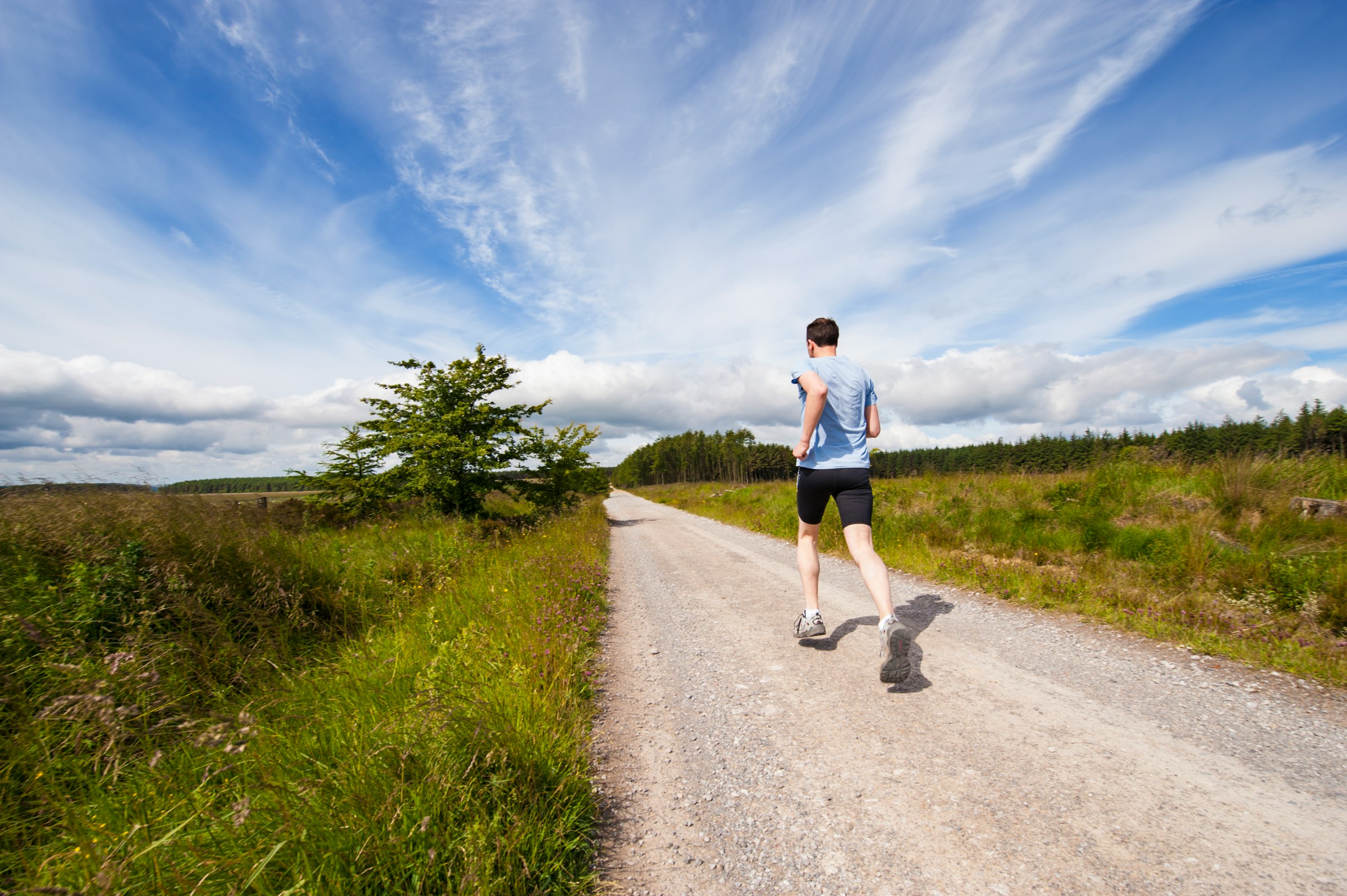 Un hombre haciendo footing | Fuente: Unsplash