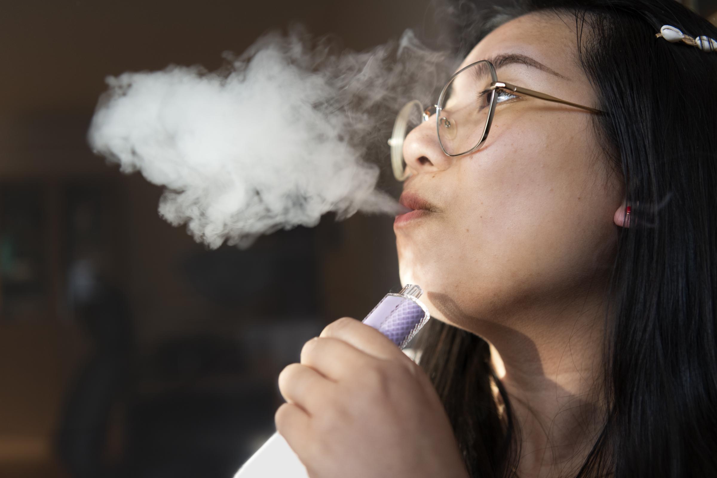 Una mujer fumando | Fuente: Getty Images