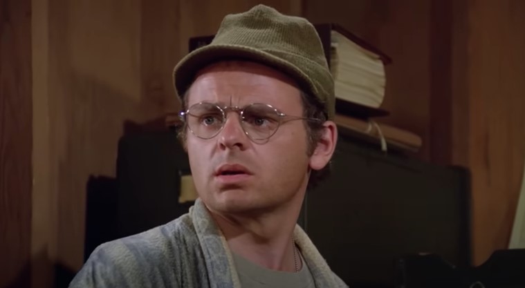 Gary Burghoff como el cabo Walter 'Radar' O'Reilly en la comedia de televisión de la CBS, "M*A*S*H" | Fuente: YouTube/FOX