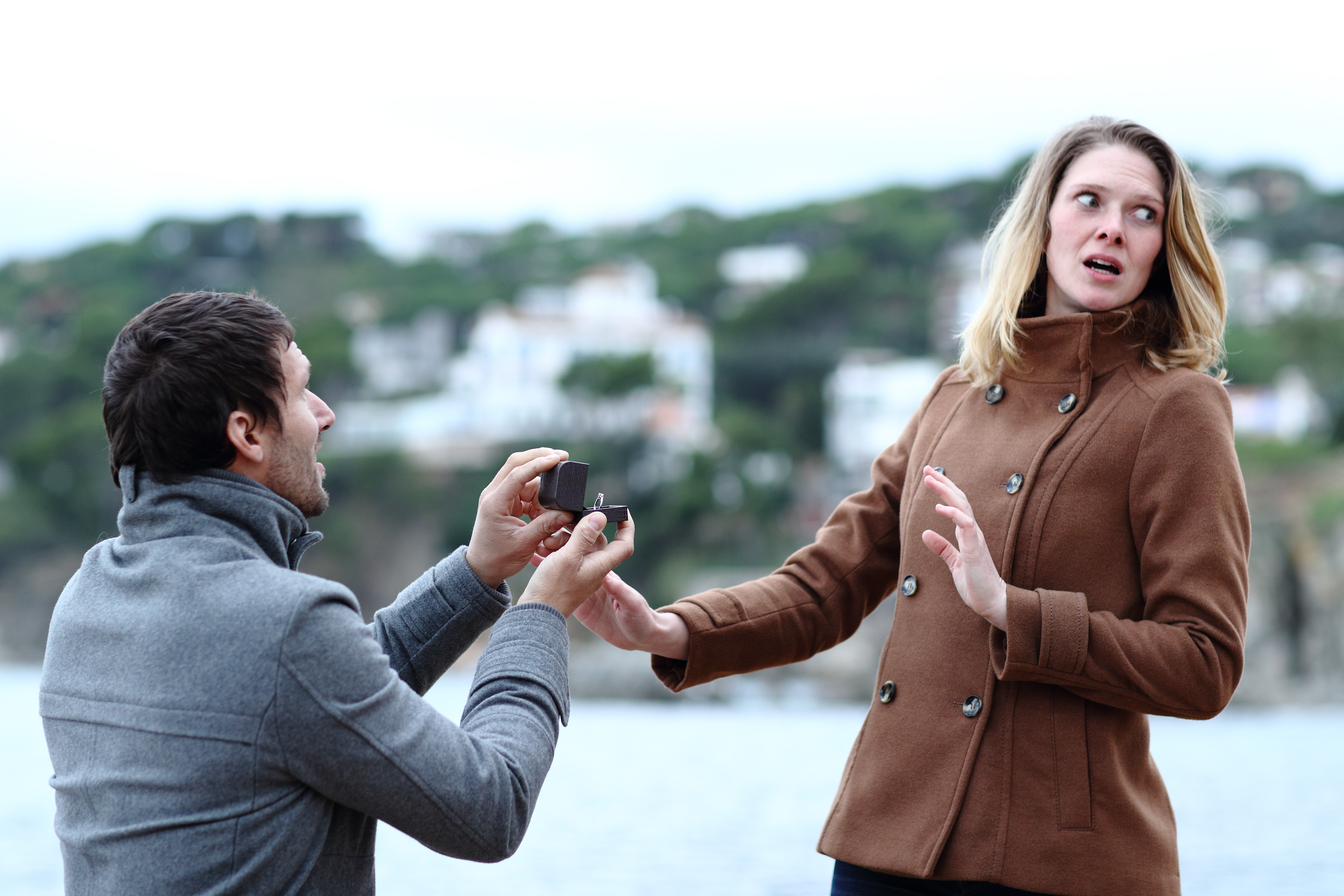 Hombre pidiéndole matrimonio a una mujer | Foto: Shutterstock