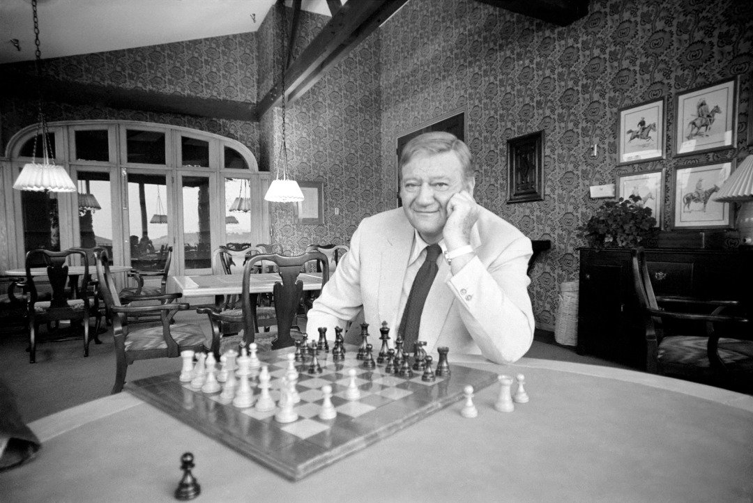 John Wayne, en su casa de Texas jugando una partida de ajedrez | Foto: Getty Images