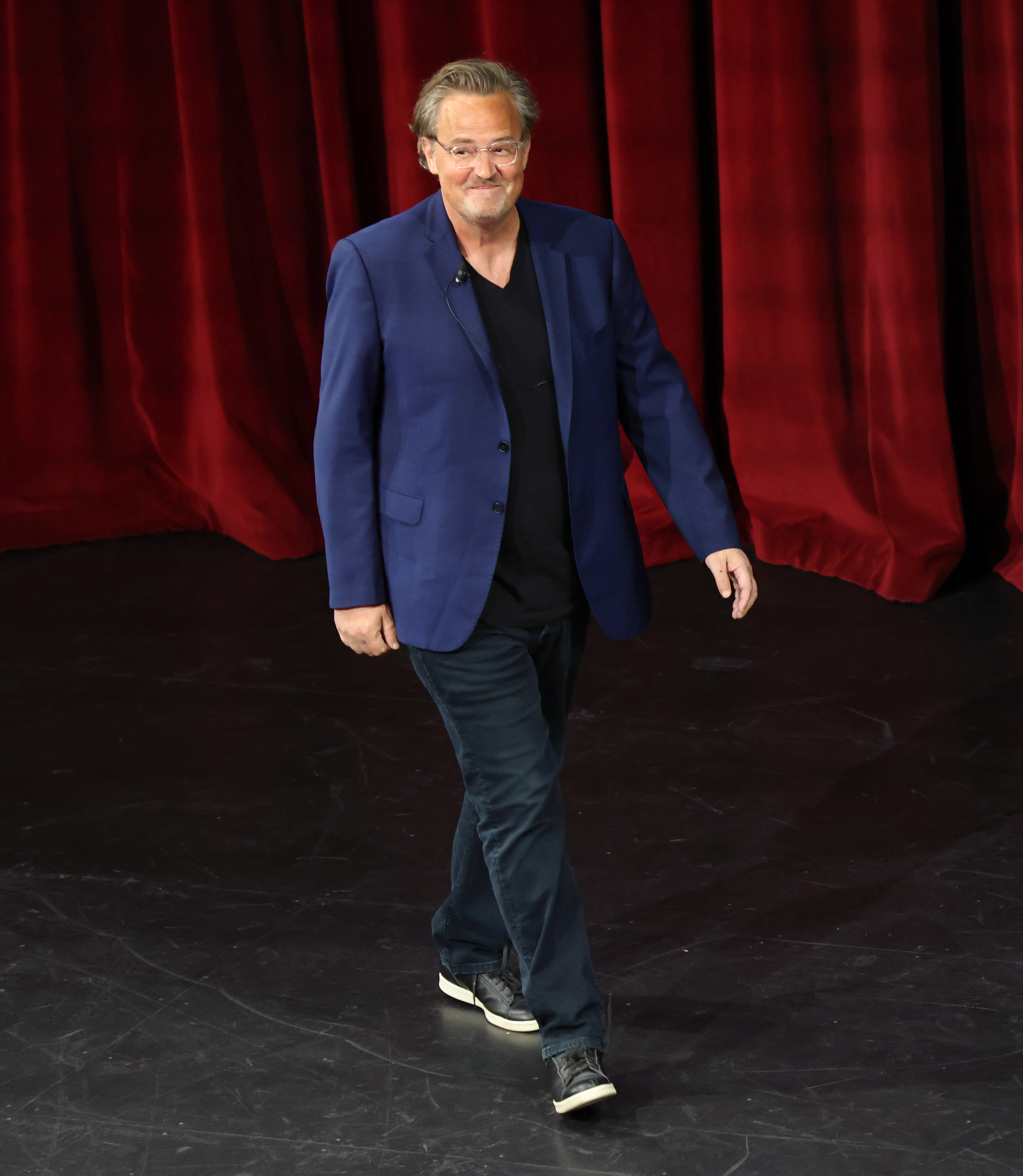 Matthew Perry aparece en el escenario del Festival de Libros de Los Angeles Times en Los Angeles, California, el 22 de abril de 2023. | Fuente: Getty Images