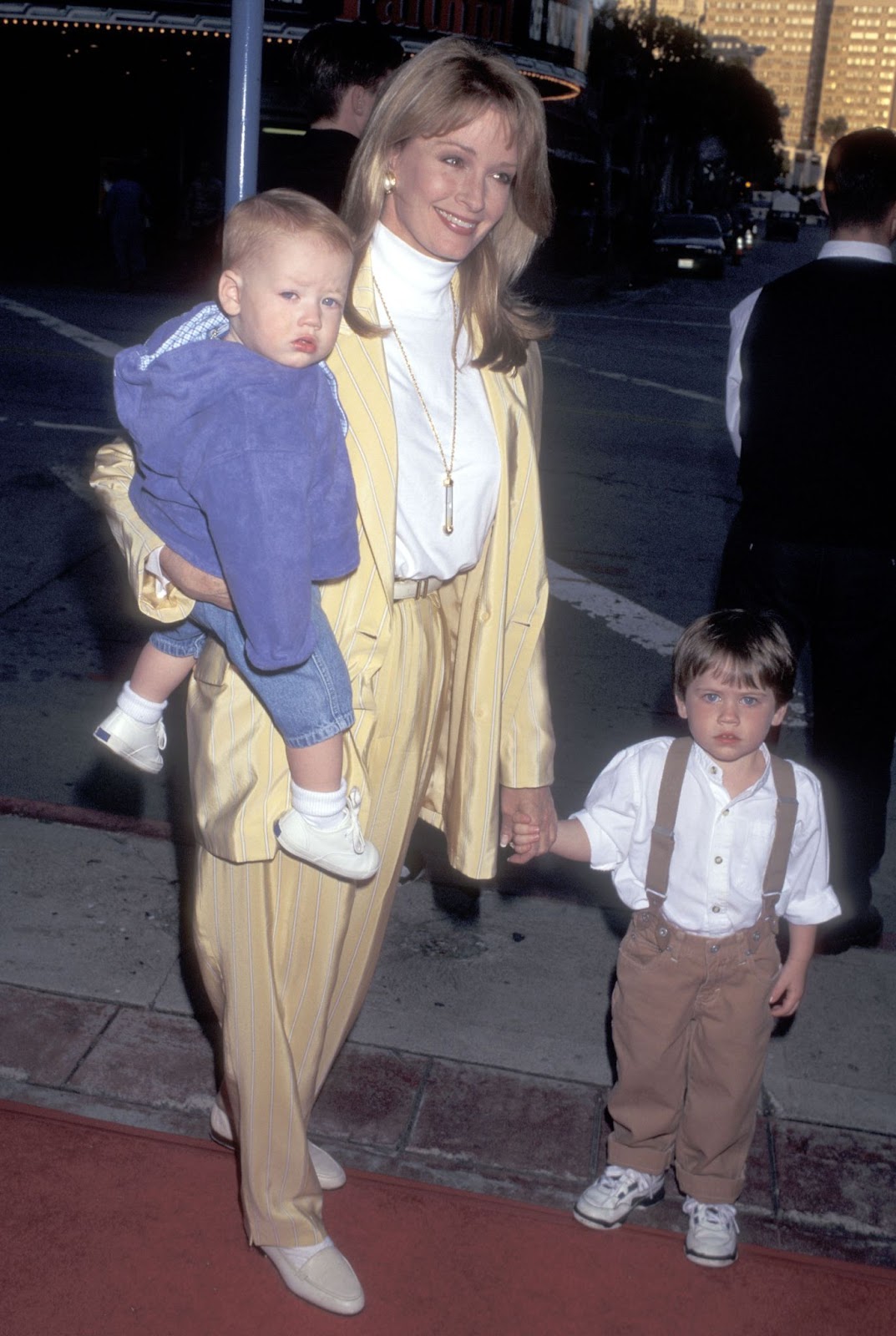 Deidre Hall y sus hijos en el estreno en vídeo y proyección especial de "The Aristocats" el 18 de abril de 1996, en Westwood, California. | Fuente: Getty Images