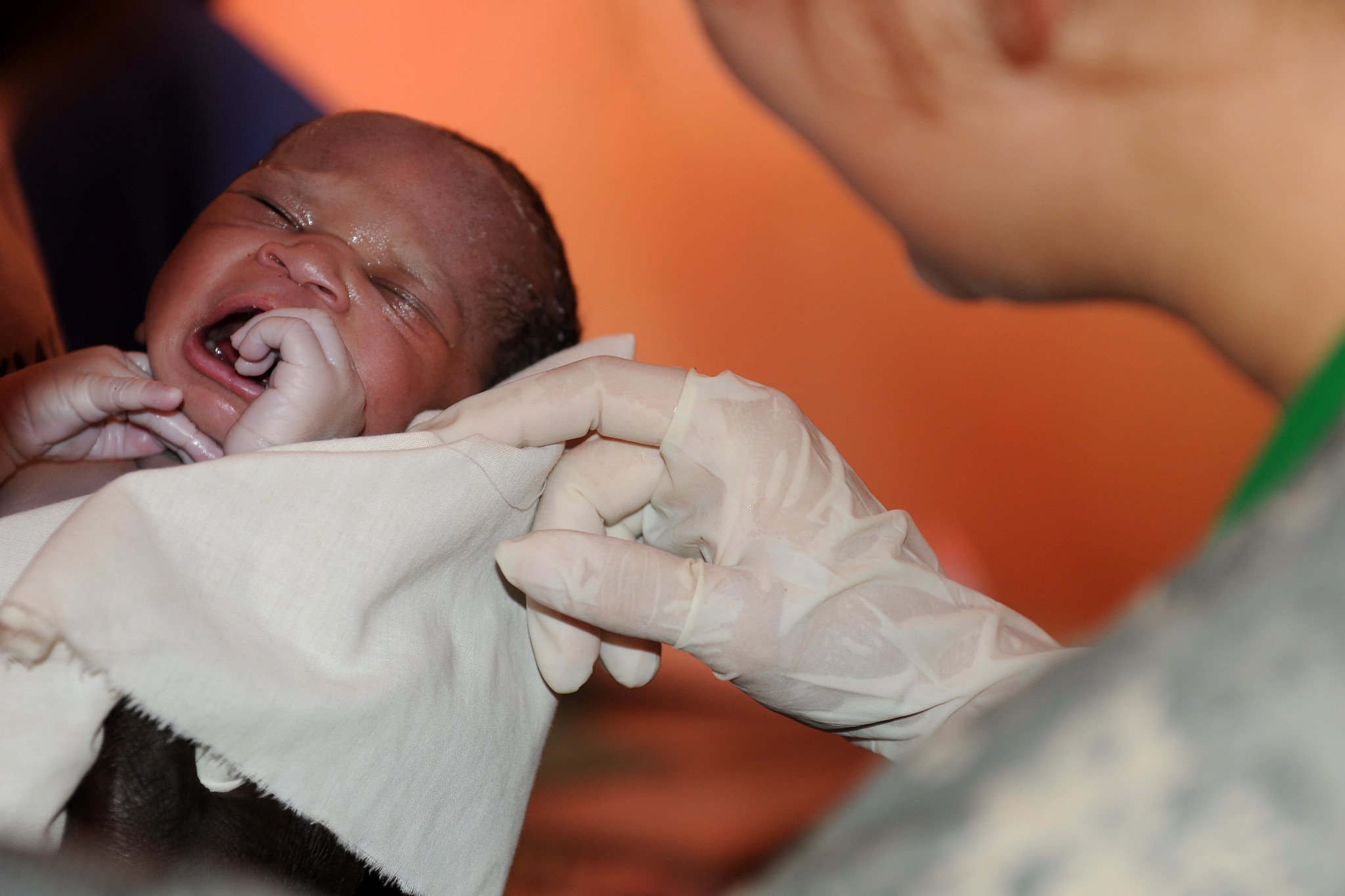 Enfermera atendiendo a un bebé. | Imagen: Flickr