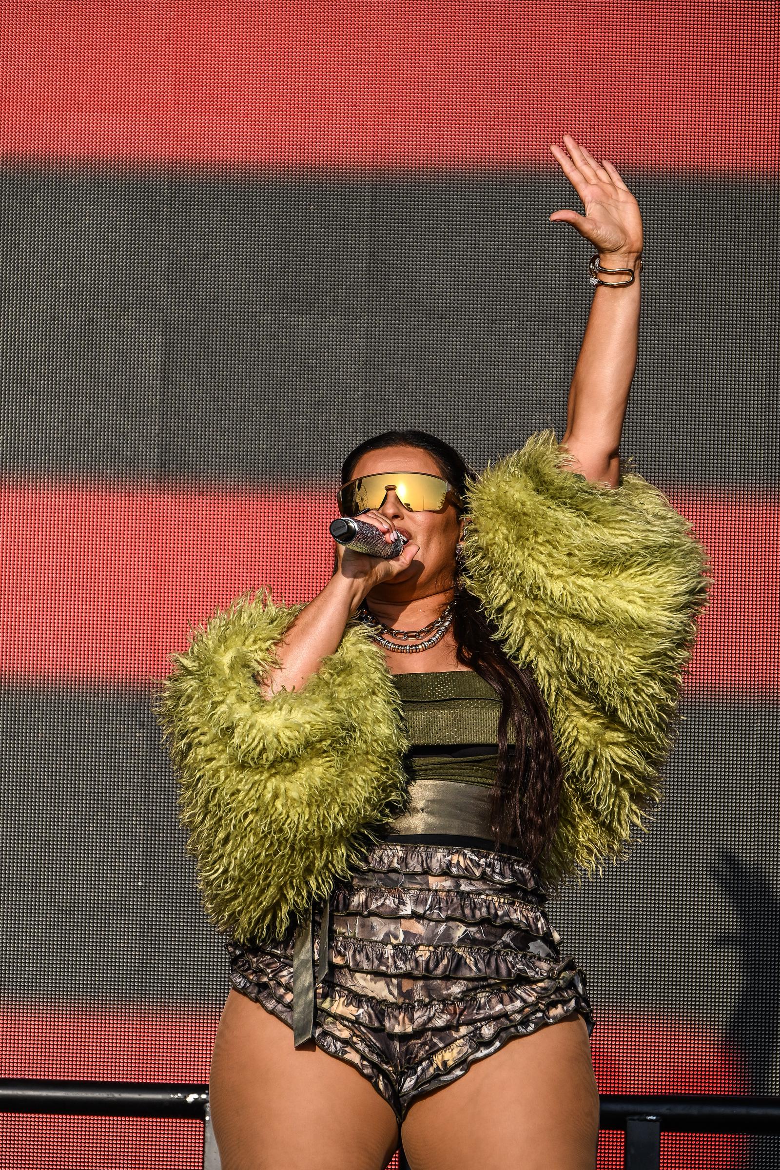 Nelly Furtado se atreve con unos shorts de camuflaje con volantes, un corpiño metálico y una chaqueta verde desgreñada en el Festival Boardmasters de Newquay, Inglaterra.