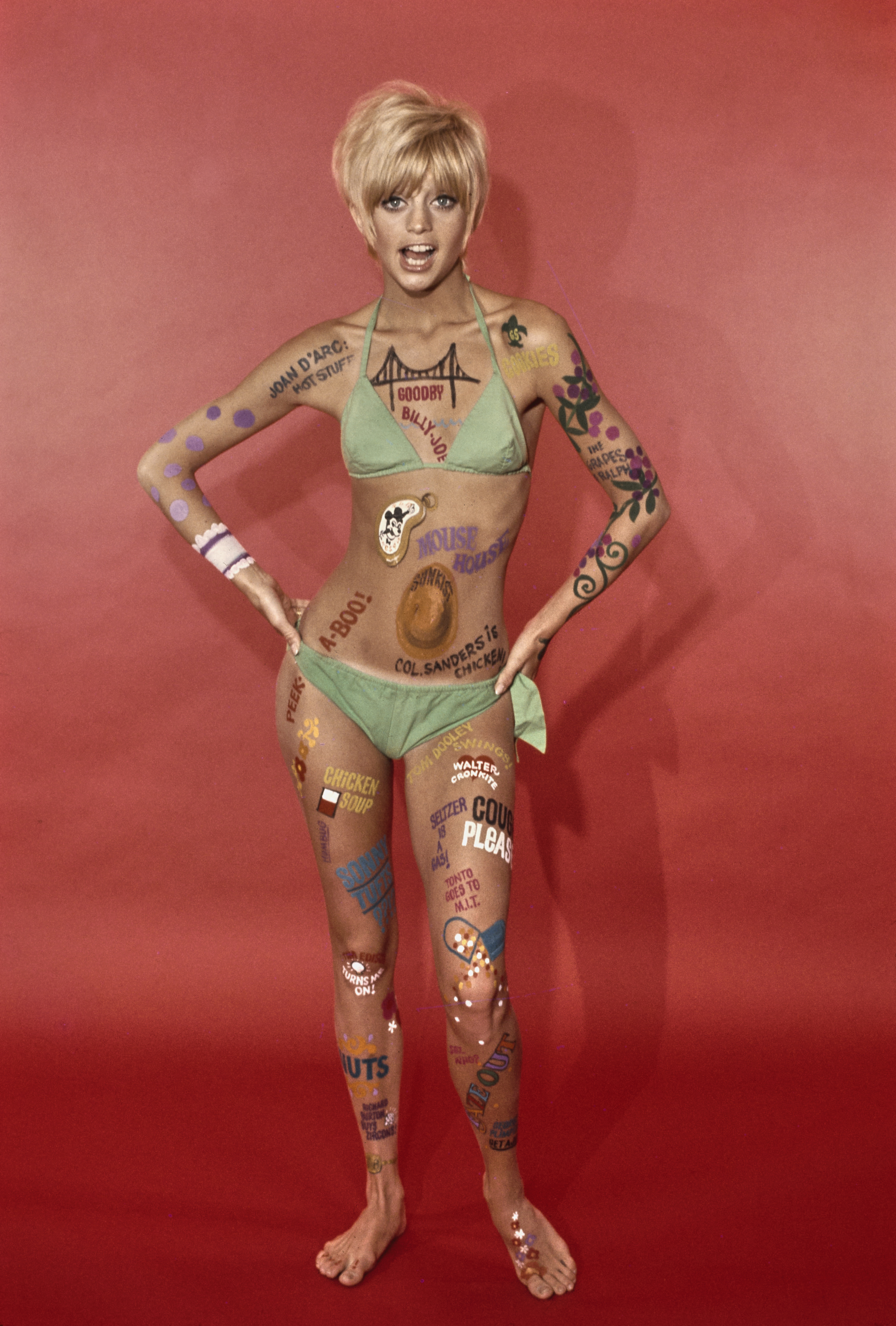 Goldie Hawn lleva pintura corporal y un bikini en un retrato promocional de la serie de televisión "Laugh-In", el 30 de junio de 1968. | Foto: Getty Images