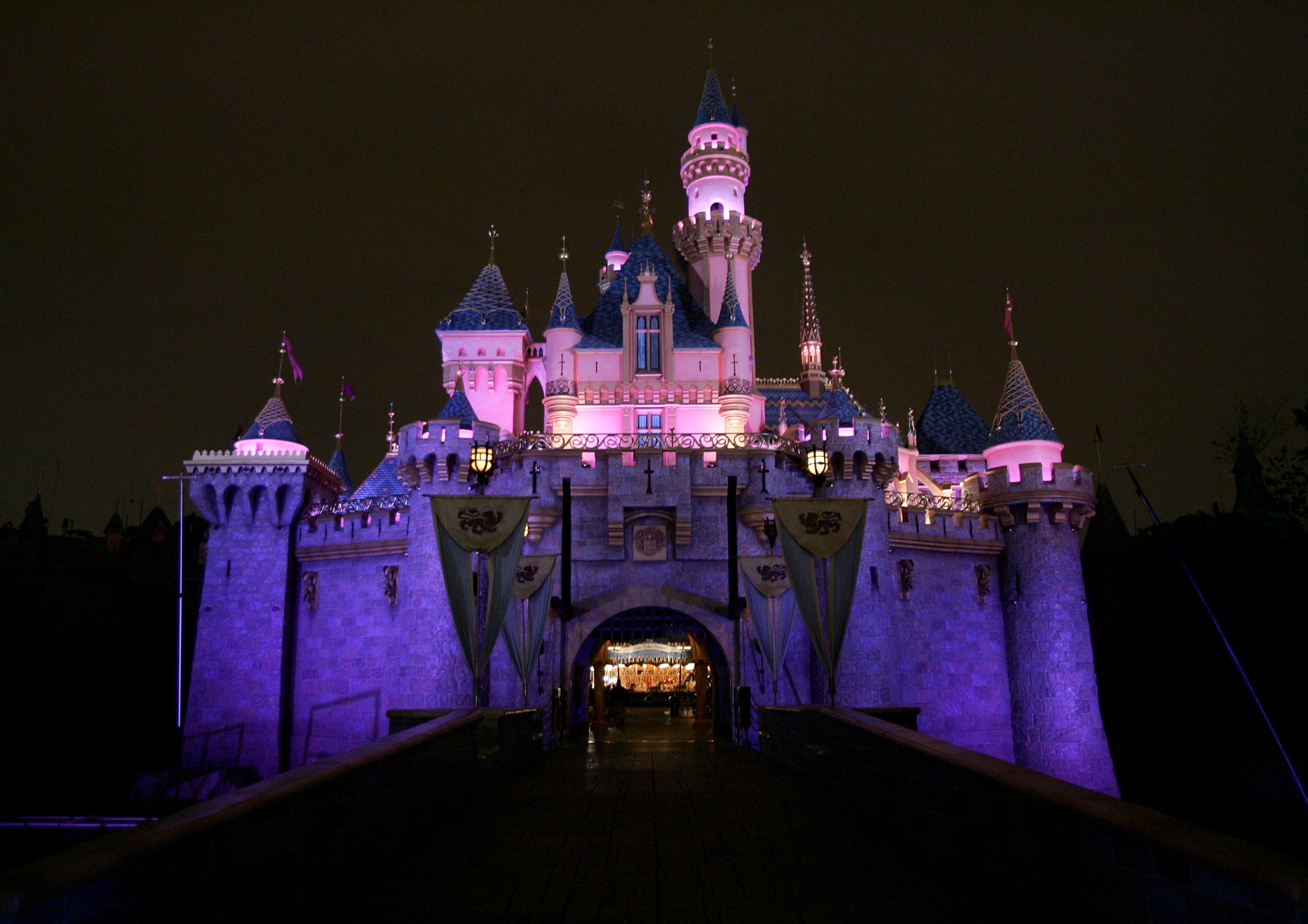 El Castillo de la Bella Durmiente antes de la inauguración durante la Celebración del 50 Aniversario de Disneylandia en el Parque Disneylandia el 4 de mayo de 2005. | Fuente: Getty Images