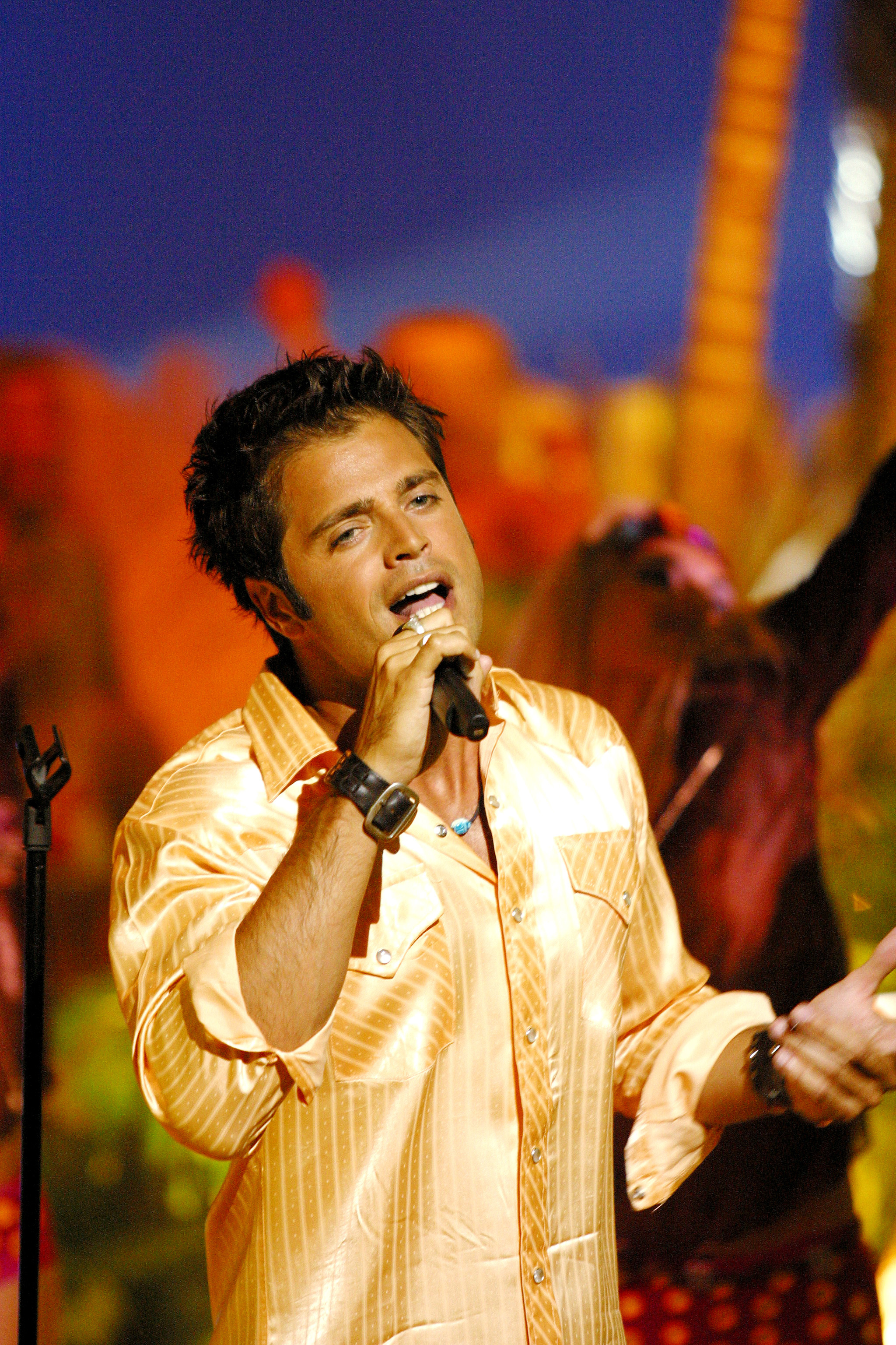 El actor canta en el plató del programa de televisión francés "Feux de l'ete" el 1 de agosto de 2002 | Fuente: Getty Images