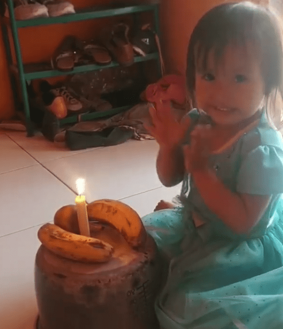 Niña de Indonesia canta cumpleaños frente a su "pastel" de bananas. | Foto: Captura de Instagram/warung_jurnalis