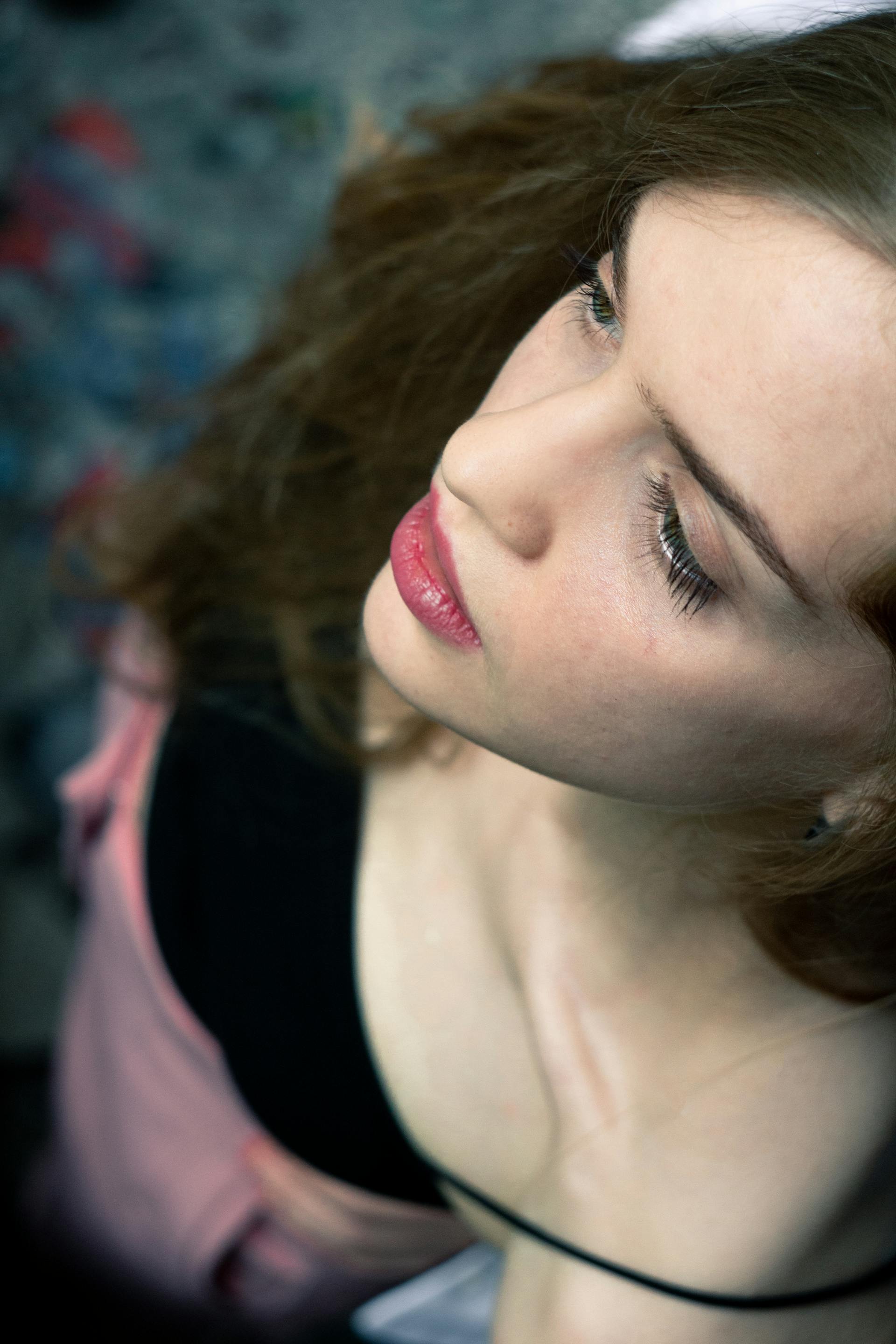 Una donna che guarda una persona Fonte: Pexels
