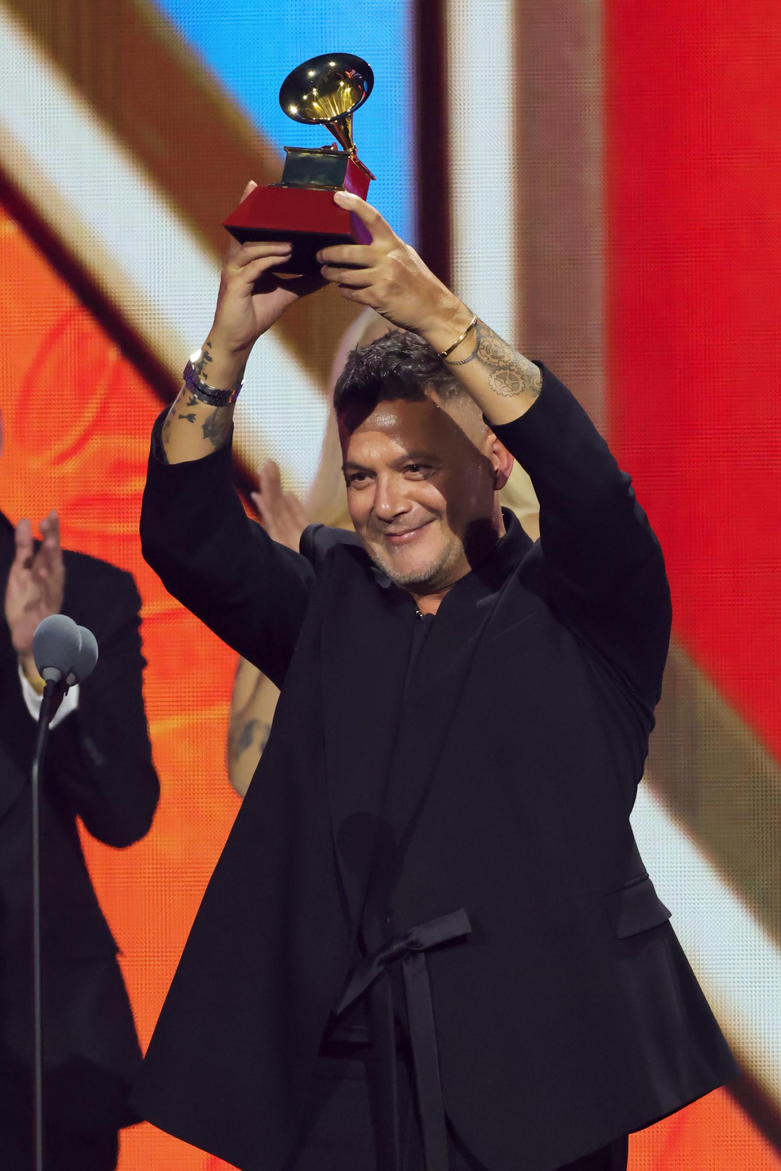 Alejandro Sanz aceptando el premio al Disco del Año durante la 26ª edición de los Premios Grammy Latinos el 13 de noviembre de 2025, en Las Vegas, Nevada | Fuente: Getty Images