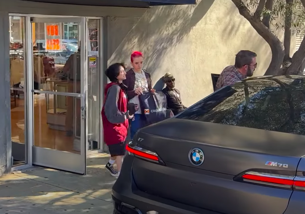 Emme Muñiz, Fin y Ben Affleck saliendo de una tienda de segunda mano, publicado el 11 de febrero de 2024 | Fuente: YouTube/X17onlineVideo