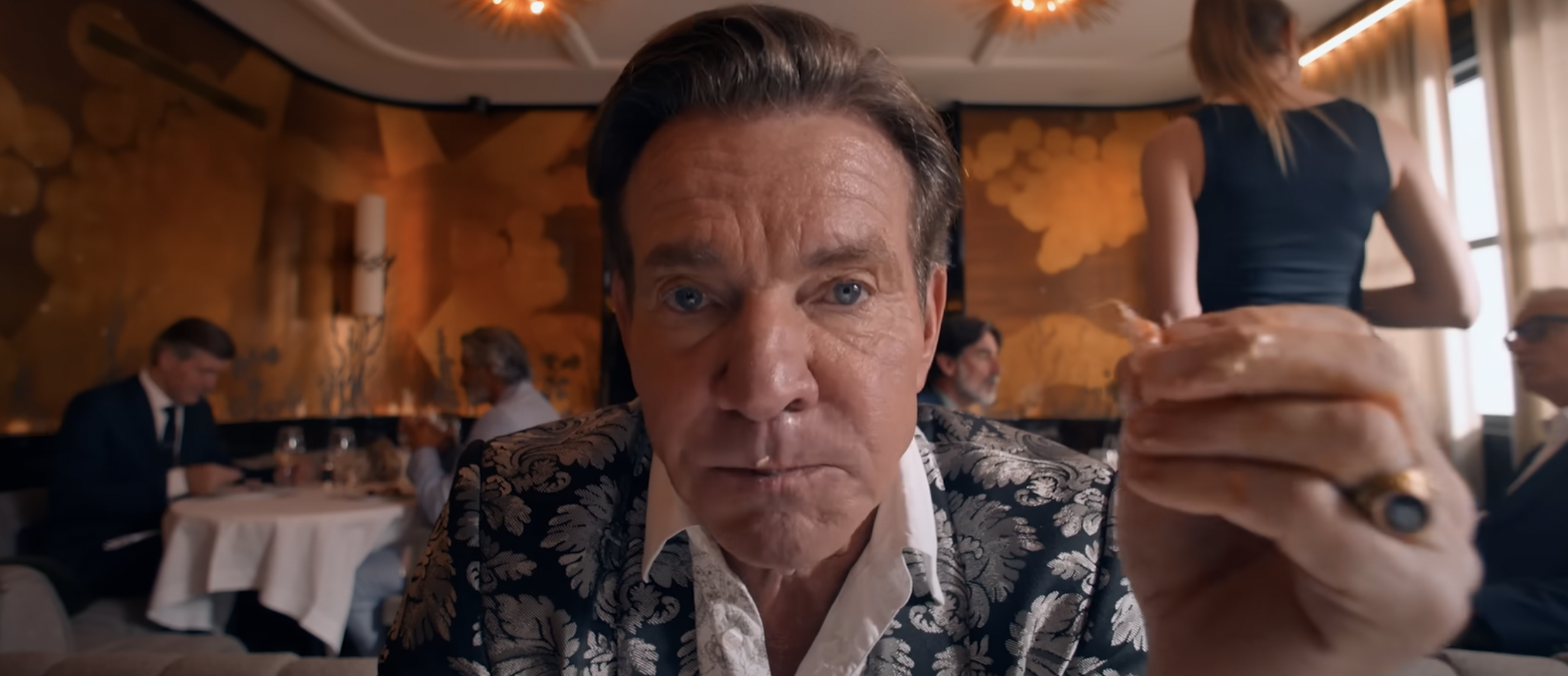 Dennis Quaid en el plató de "La sustancia", en 2024 | Fuente: YouTube/MUBI