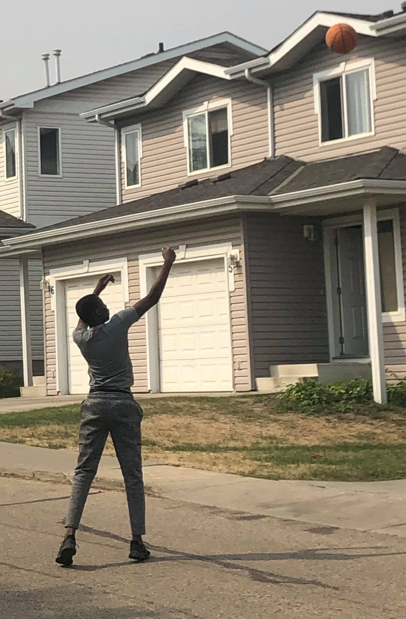 Anthony Muobike practicando baloncesto en su vecindario. | Foto: Facebook/ian.ray.524