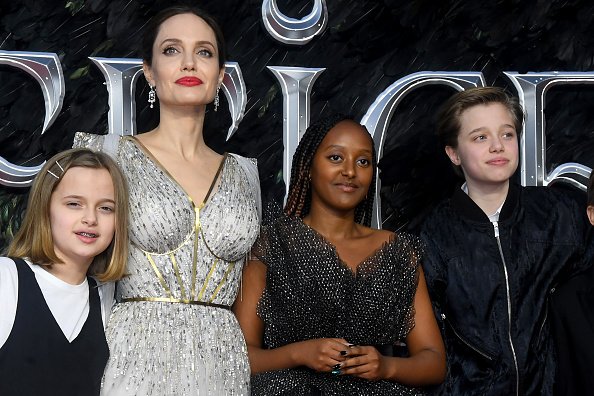 Angelina Jolie con sus hijos, Vivienne Marcheline Jolie-Pitt, Zahara Marley Jolie-Pitt y Shiloh Nouvel Jolie-Pitt, asisten al estreno europeo de "Maleficent: Mistress of Evil" en Odeon IMAX Waterloo el 9 de octubre de 2019 en Londres, Inglaterra. | Foto: Getty Images
