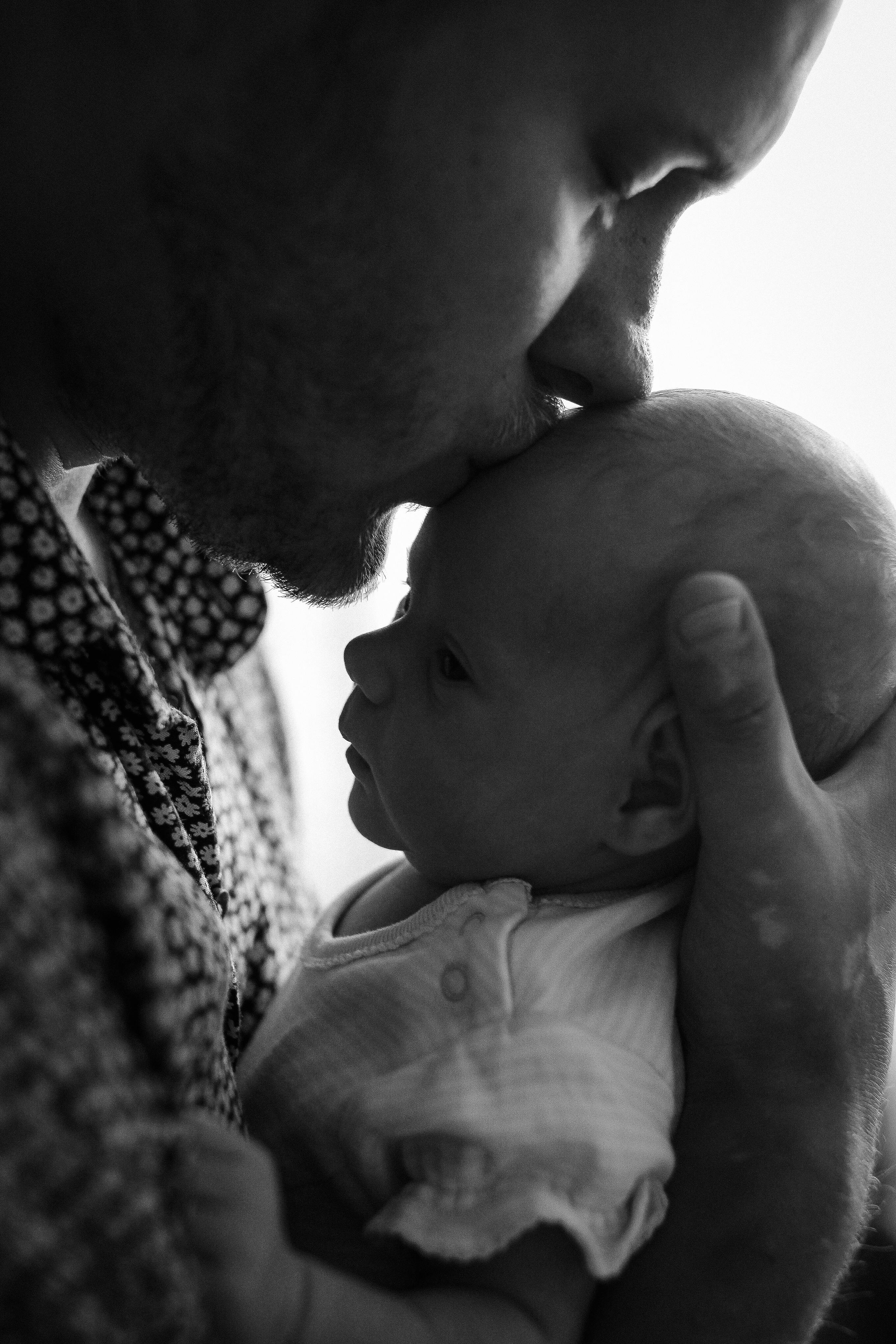 Un padre besando la frente de su hijo | Fuente: Pexels