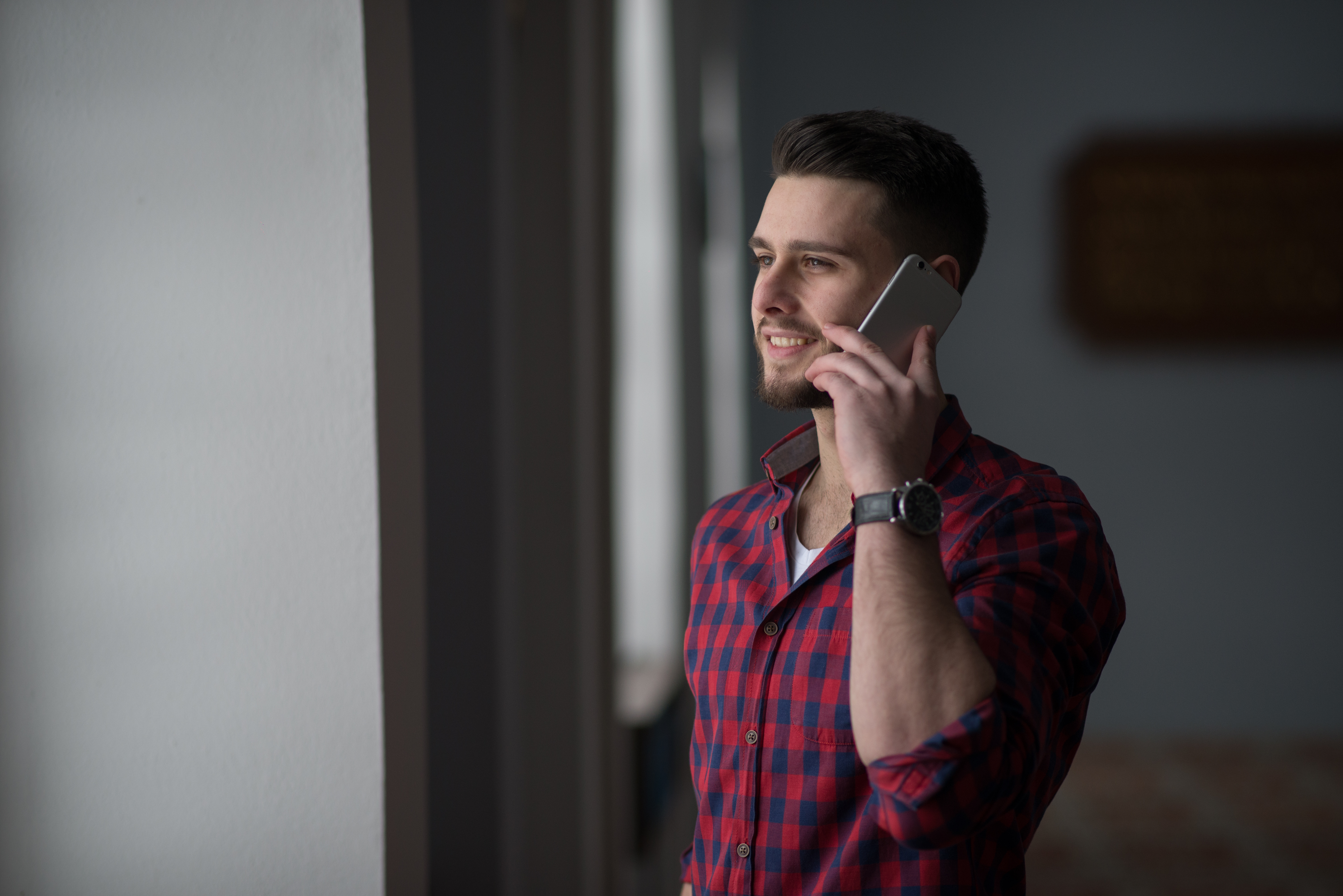 Un hombre hablando por teléfono | Fuente: Shutterstock