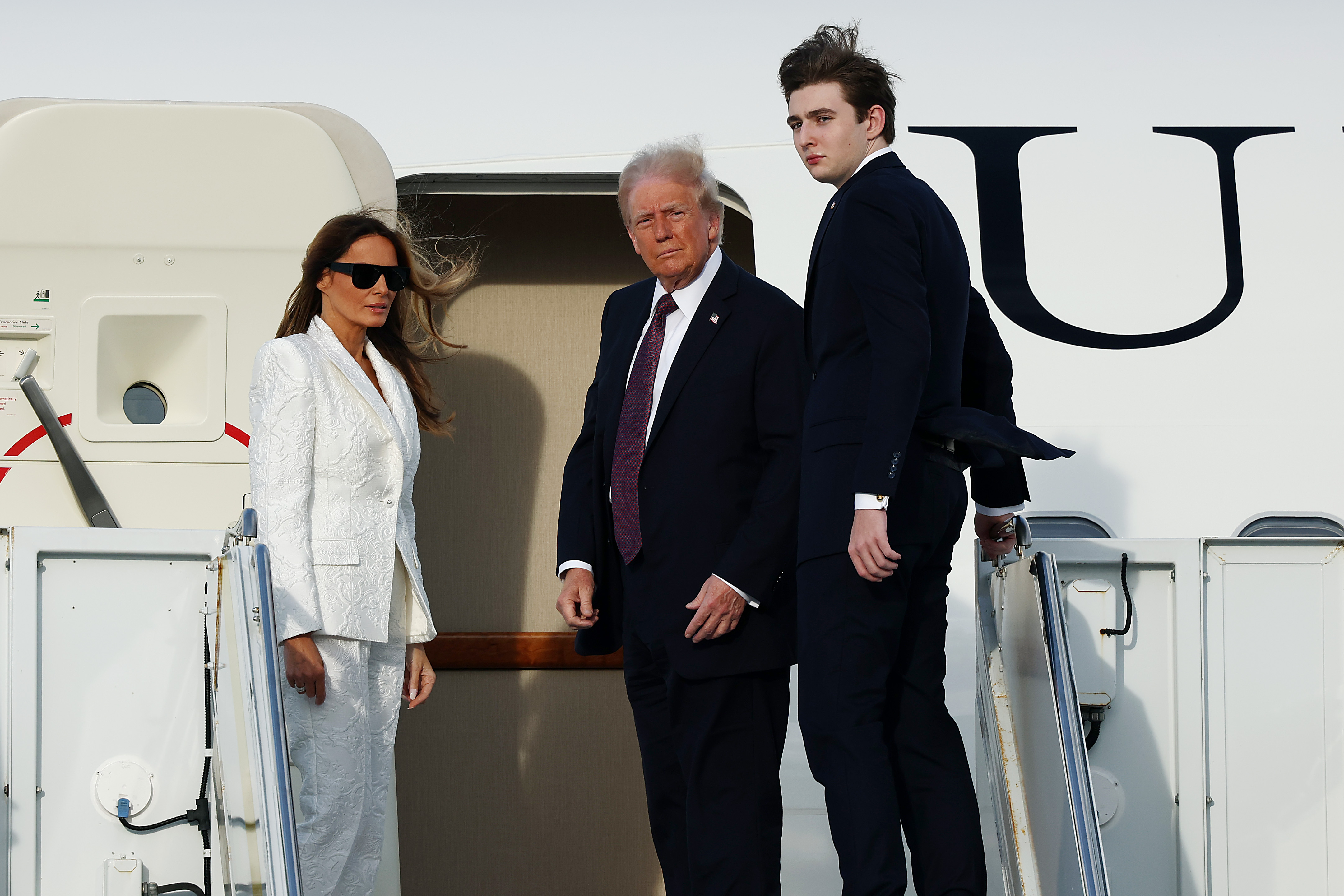 Melania, Donald y Barron Trump fotografiados el 18 de enero de 2025, en West Palm Beach, Florida. | Fuente: Getty Images