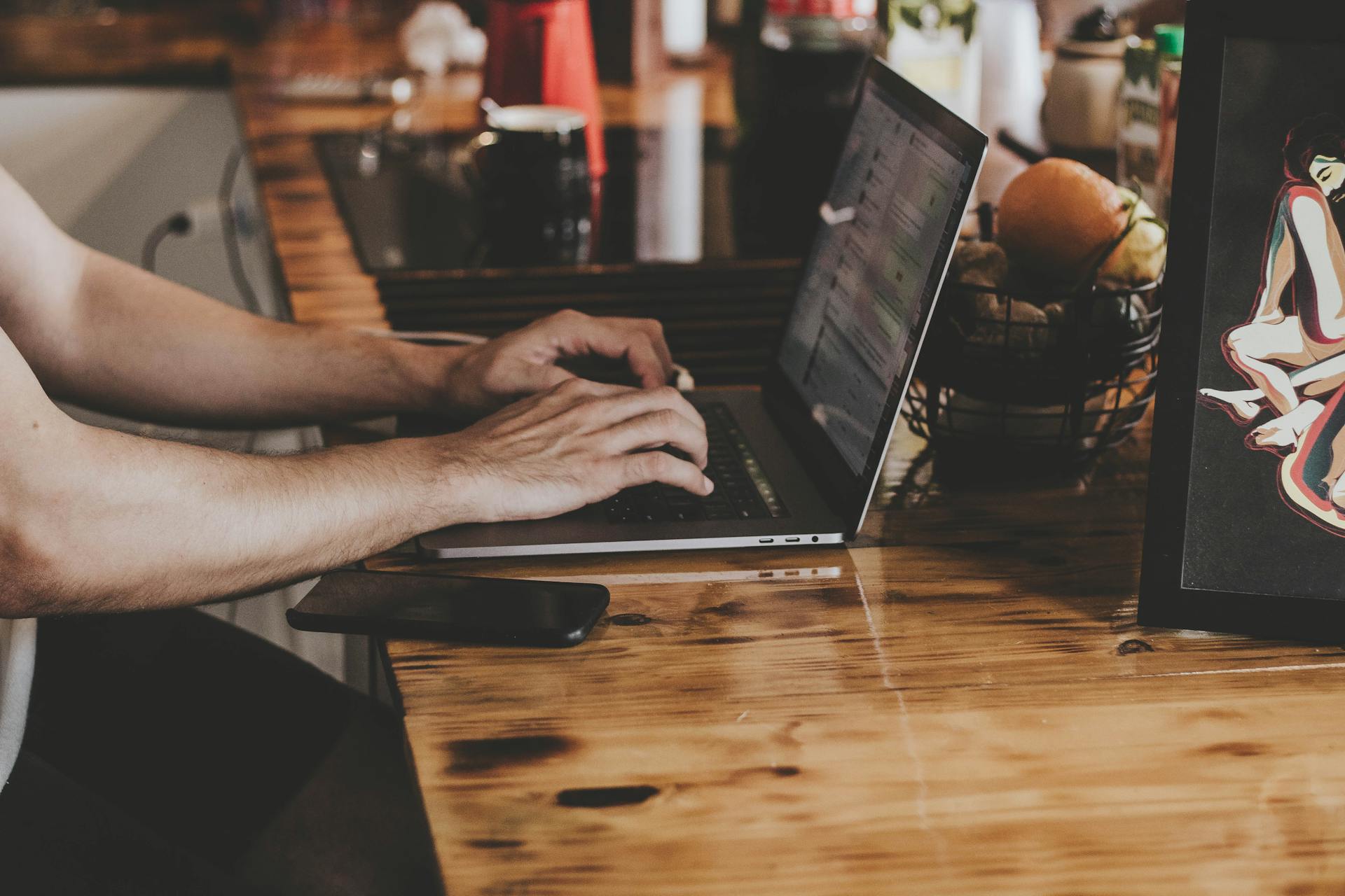 Un hombre trabajando en una oficina | Fuente: Pexels