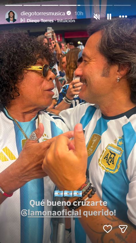 Diego Torres junto a la Mona Jiménez en el partido Argentina-Egipto | Fuente: Instagram/diegotorresmusica