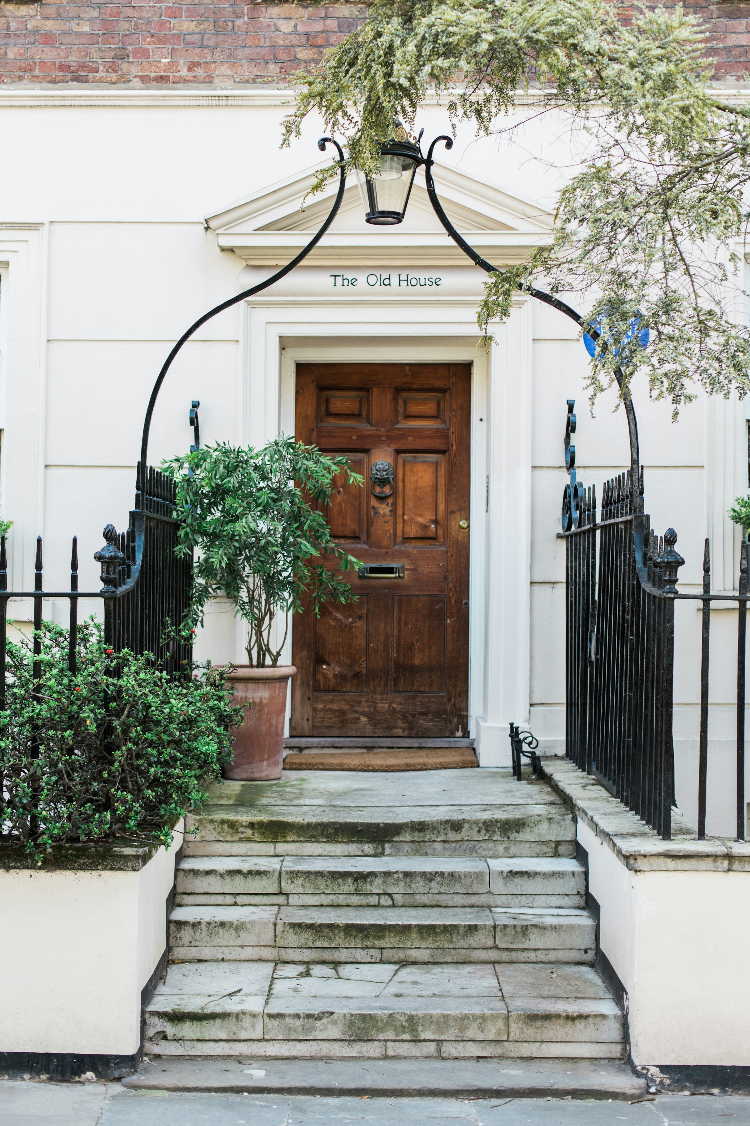 Fachada de una casa con la puerta cerrada de golpe | Fuente: Unsplash