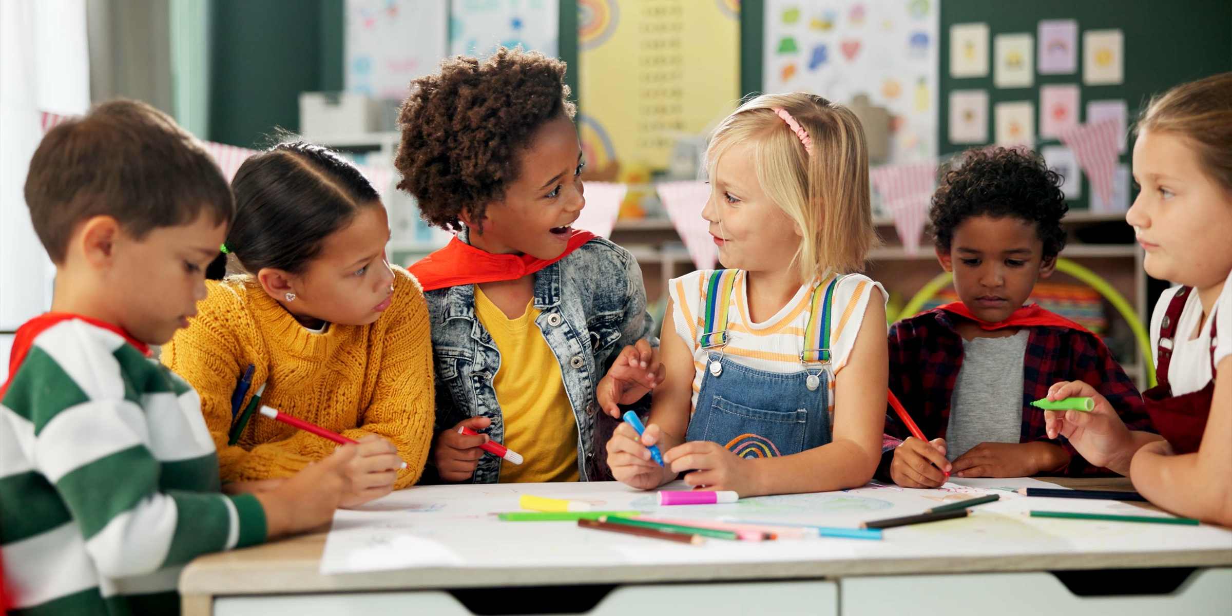 Niños en una clase | Fuente: Shutterstock