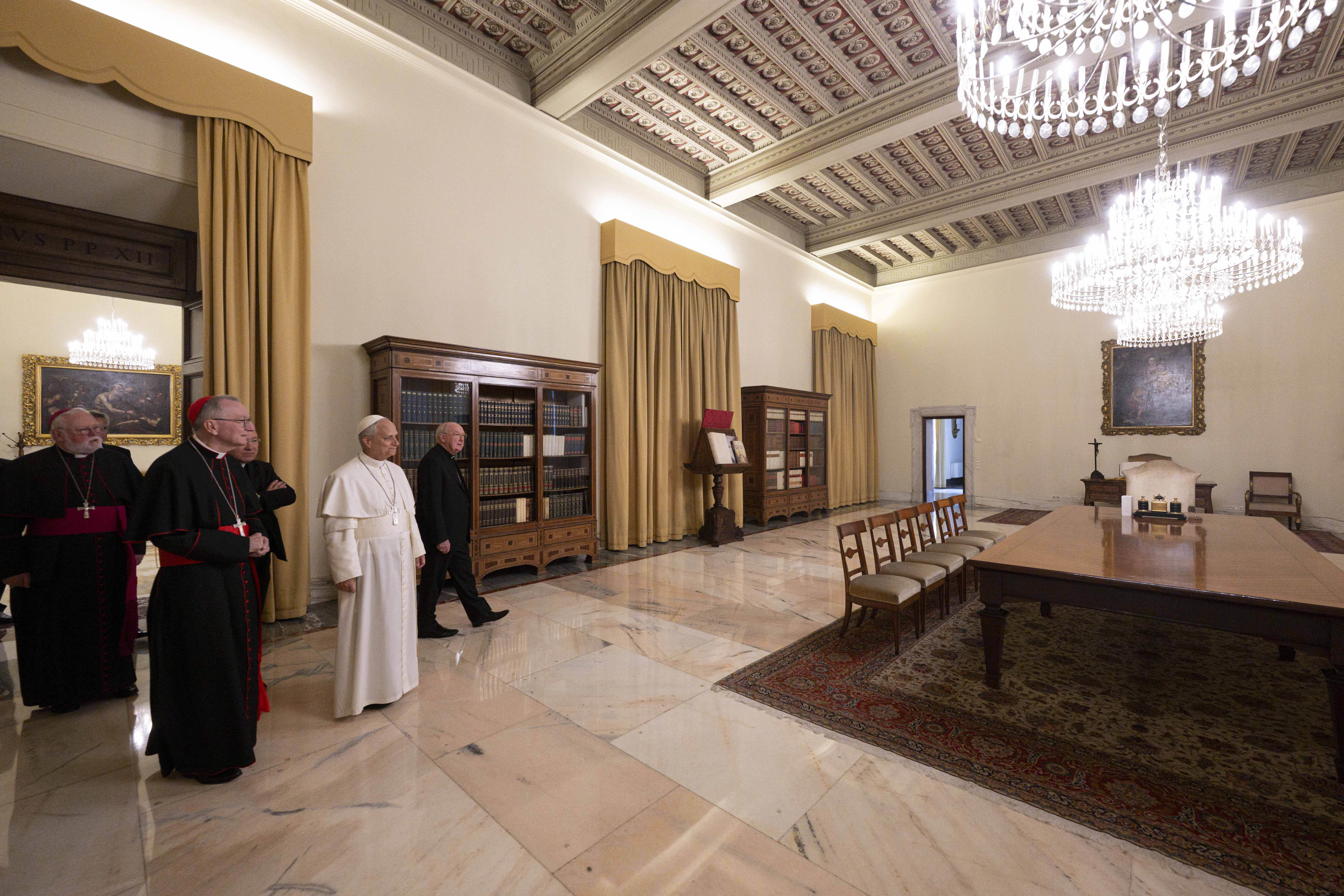 El papa León XIV visitando el apartamento papal en el Palacio Apostólico, el 12 de mayo de 2025, en la Ciudad del Vaticano. | Fuente: Getty Images