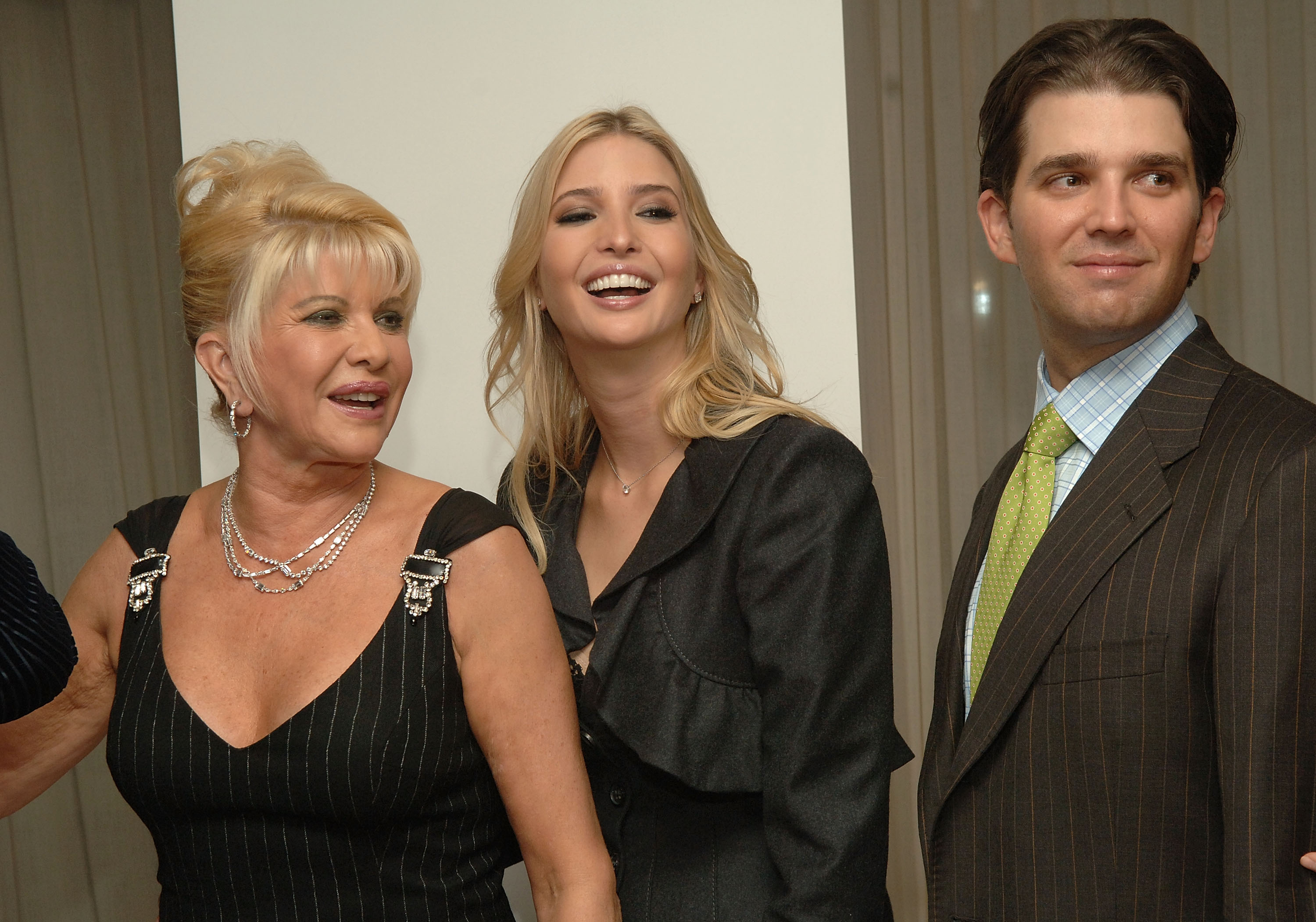 Ivana Trump, Ivanka Trump y Donald Trump Jr. asisten a la actuación privada del cantante italiano Nicola Congiu el 15 de octubre de 2007 en Nueva York. | Fuente: Getty Images