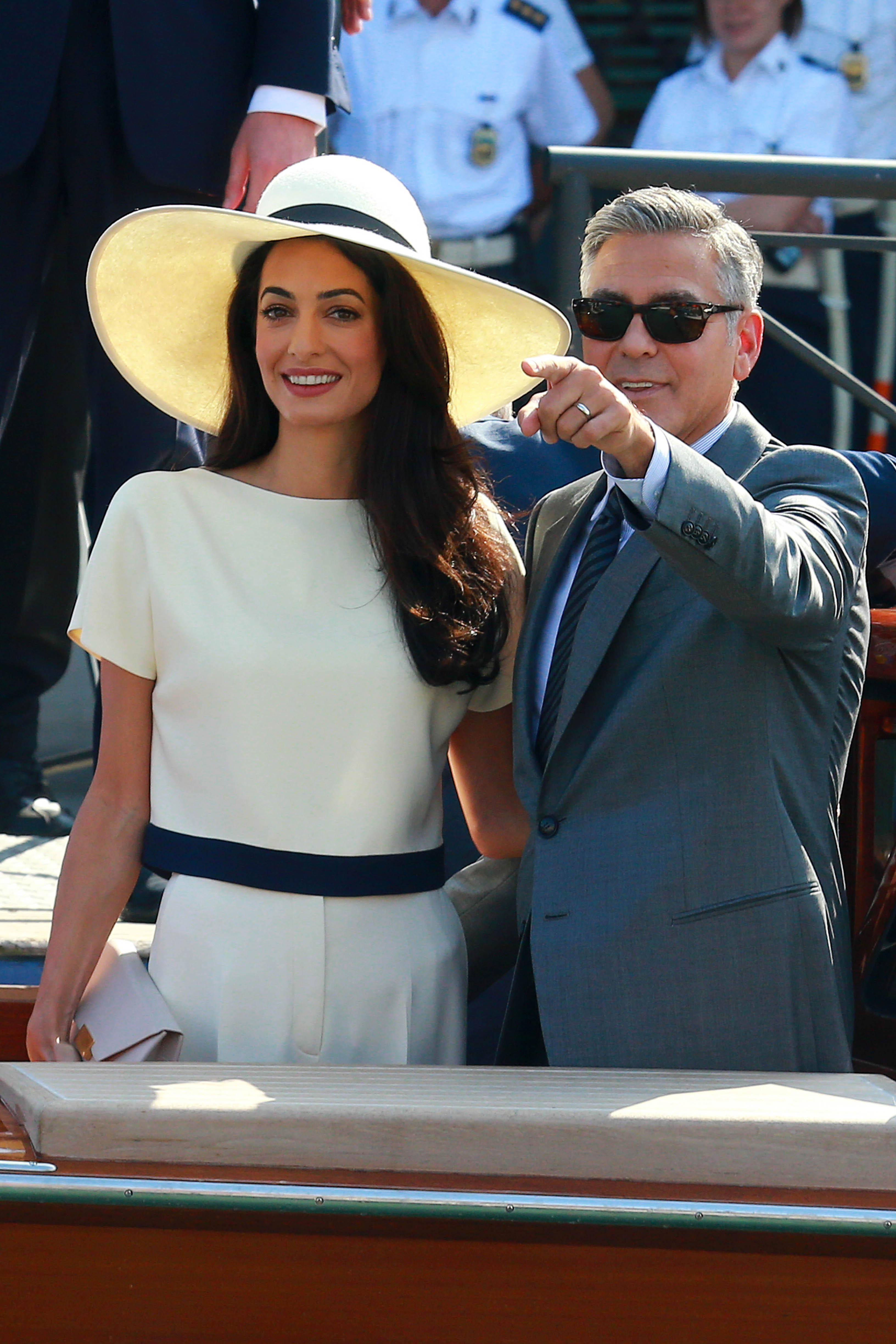 George Clooney y Amal Clooney durante su boda civil en Canal Grande el 29 de septiembre de 2014, en Venecia, Italia. | Fuente: Getty Images