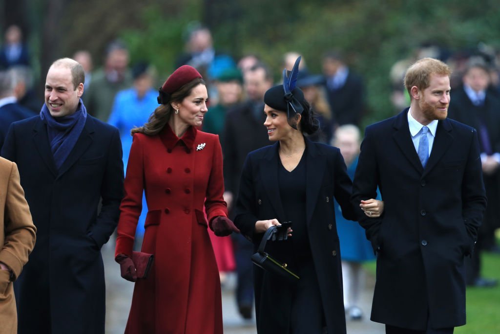 El Príncipe William, Kate Middleton, Meghan Markle y el Príncipe Harry llegan para asistir al servicio de la Iglesia del día de Navidad en la Iglesia de Santa María Magdalena en la finca Sandringham. | Foto: Getty Images