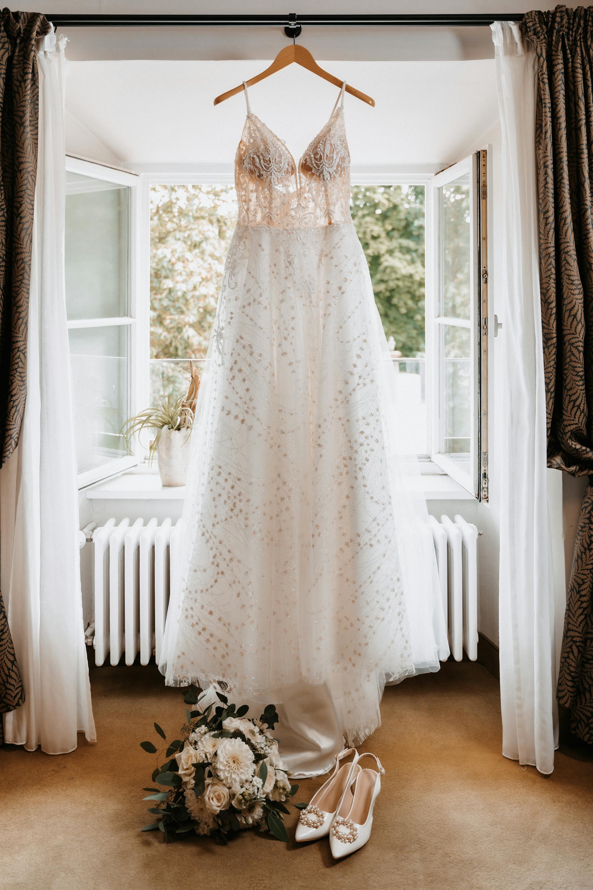 El vestido y los zapatos de una novia | Fuente: Pexels