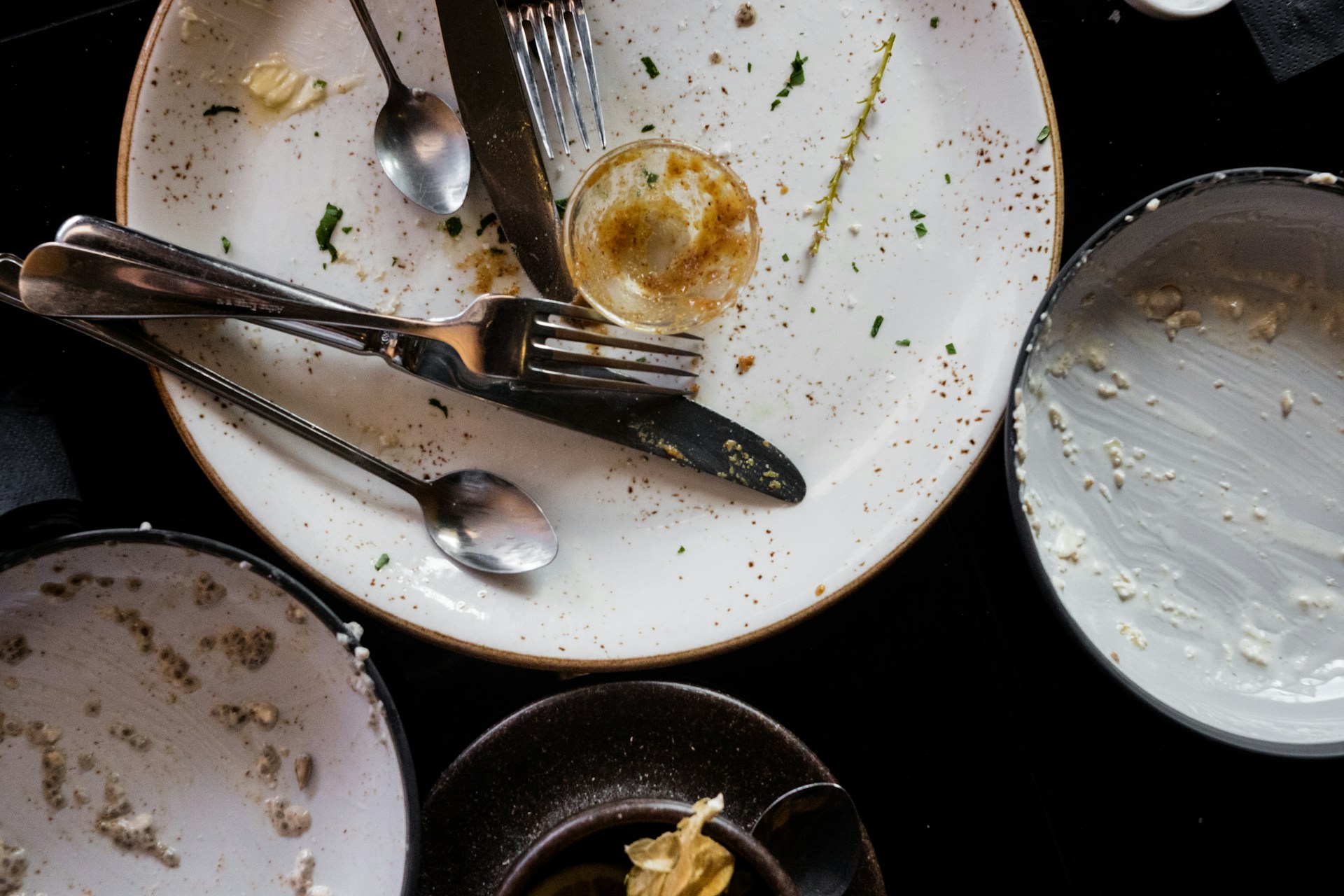 Platos sucios sobre una mesa | Fuente: Unsplash