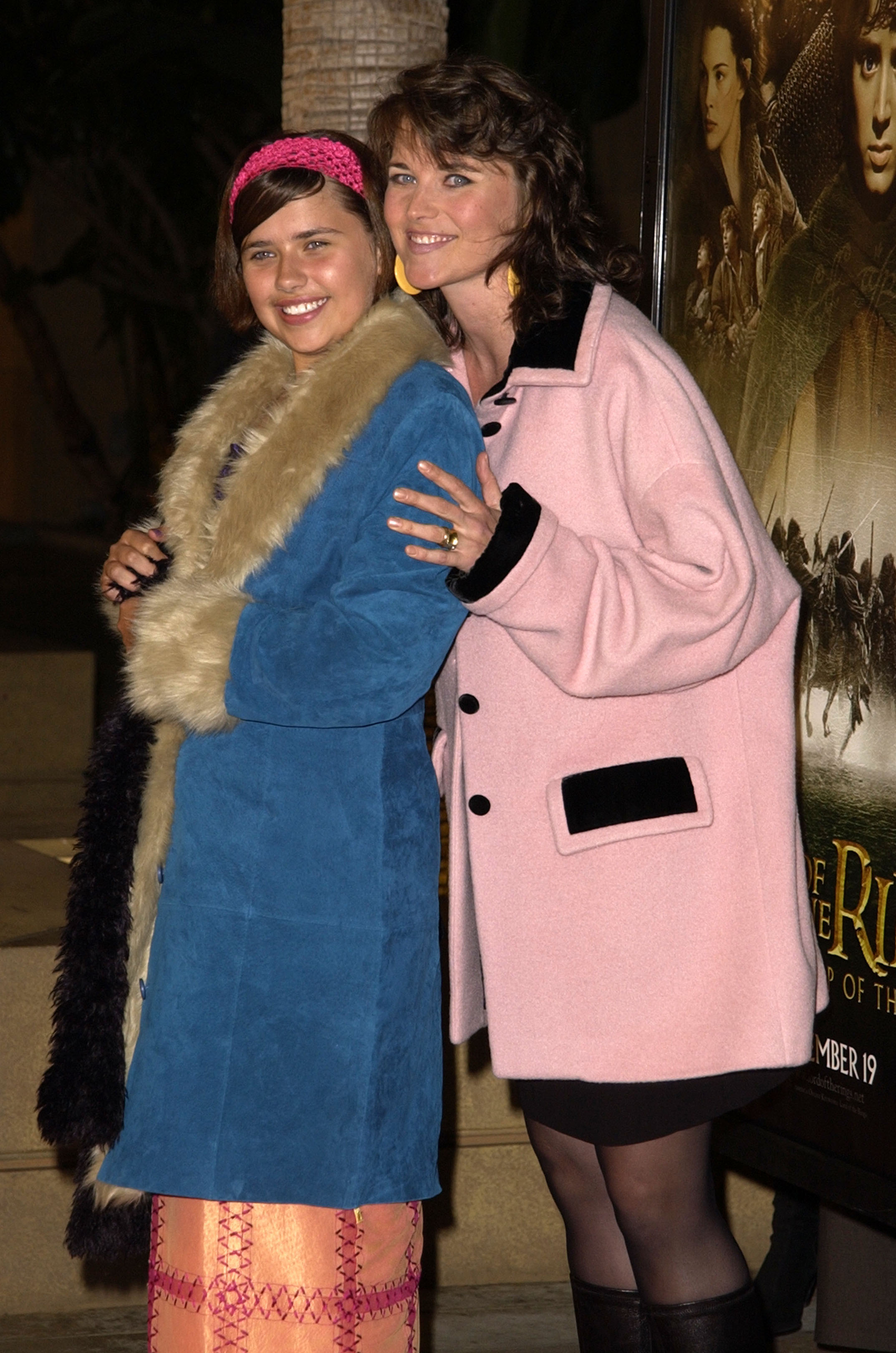 Lucy Lawless vista con su hija Daisy durante el estreno de una película en Los Ángeles, el 16 de diciembre de 2001 | Fuente: Getty Images