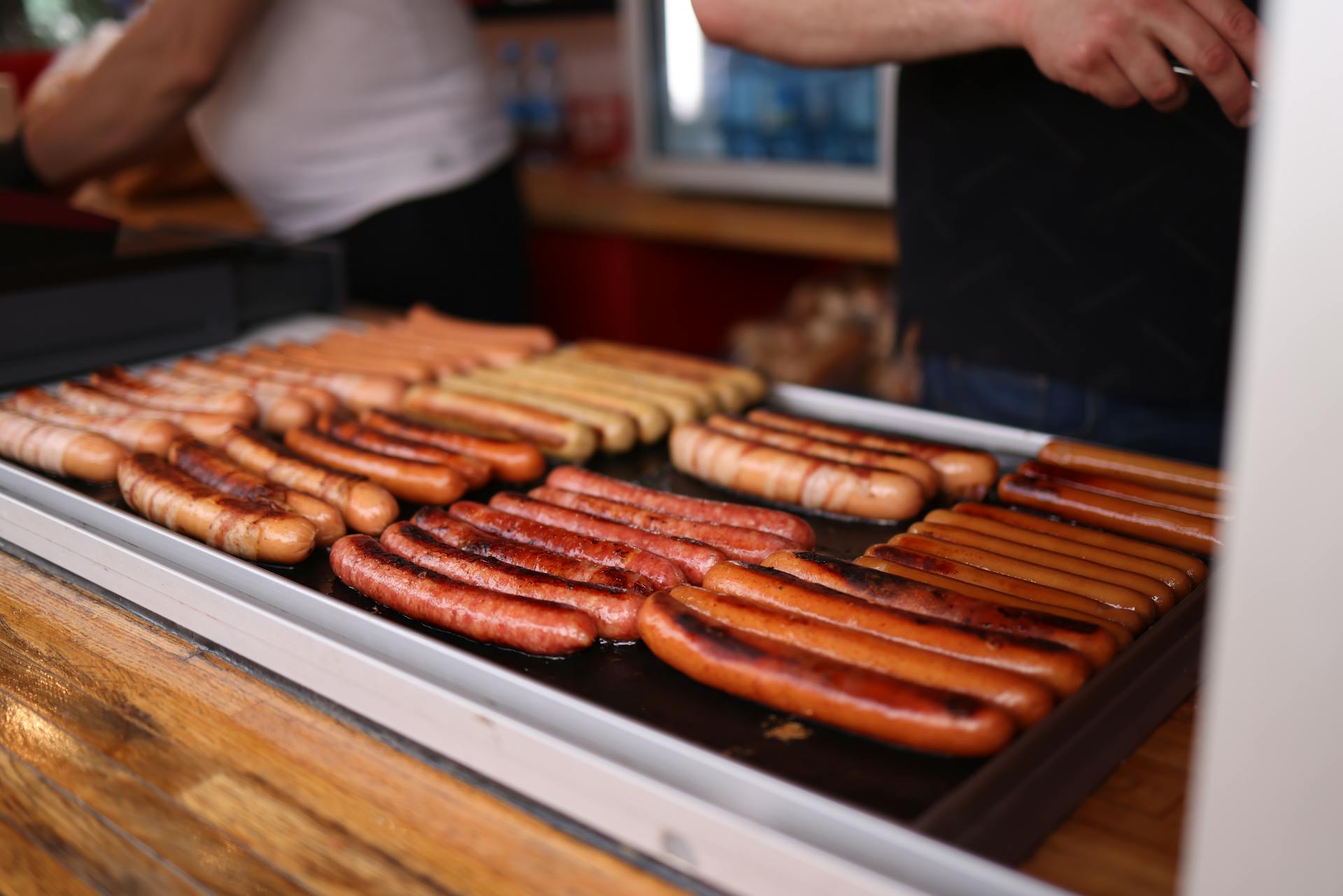 Salchichas en una parrilla | Fuente: Pexels