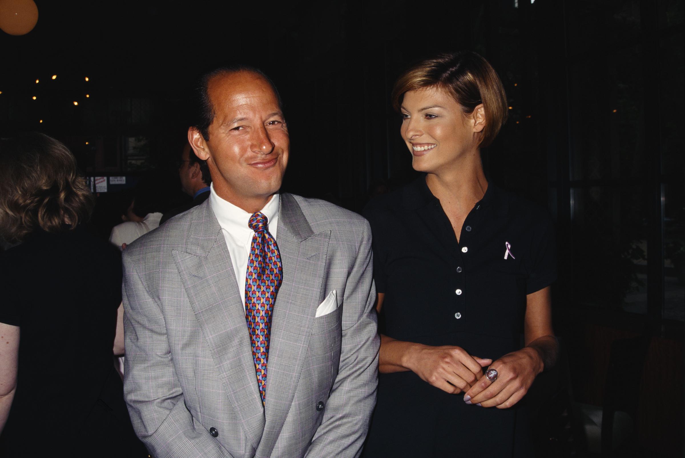 Ron Galotti y Linda Evangelista en un acto benéfico de concienciación sobre el cáncer de mama el 1 de enero de 1996, en Nueva York | Fuente: Getty Images