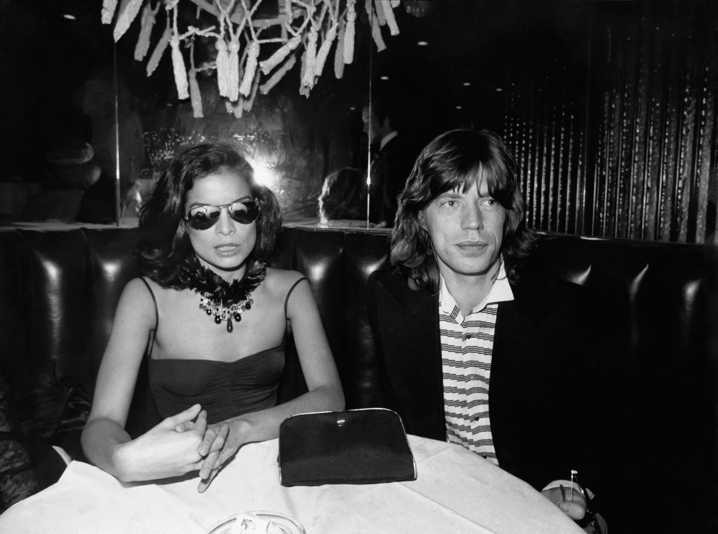 Bianca Jagger y Mick Jagger en Copacabana's el 1 de enero de 1976, en Nueva York. | Fuente: Getty Images