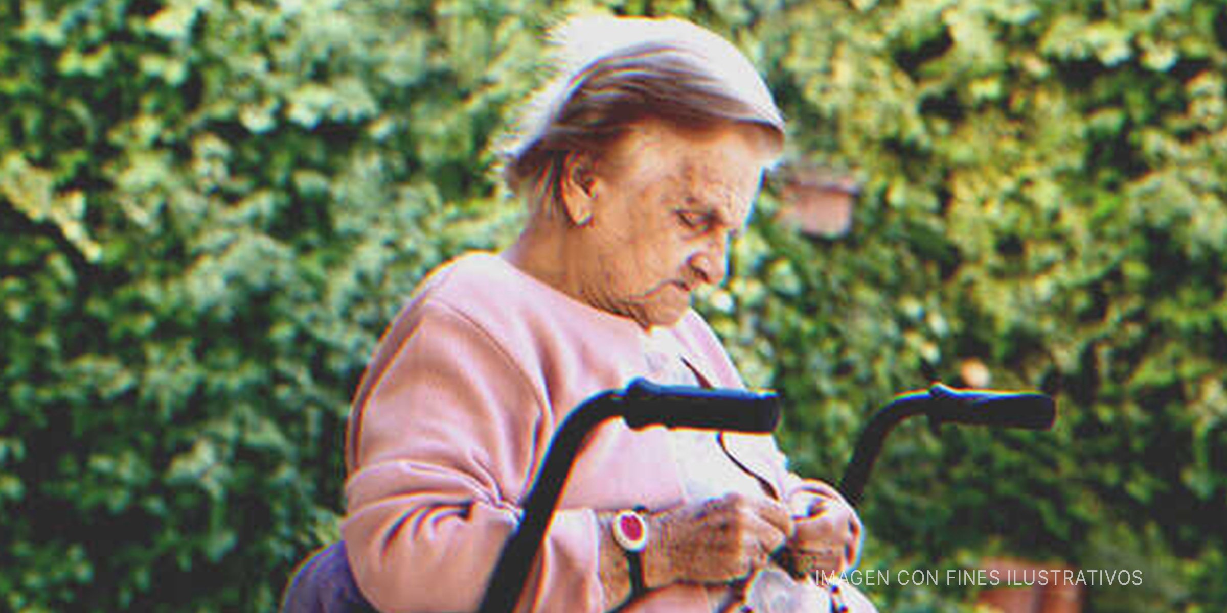 Una anciana sentada al aire libre | Foto: Getty Images
