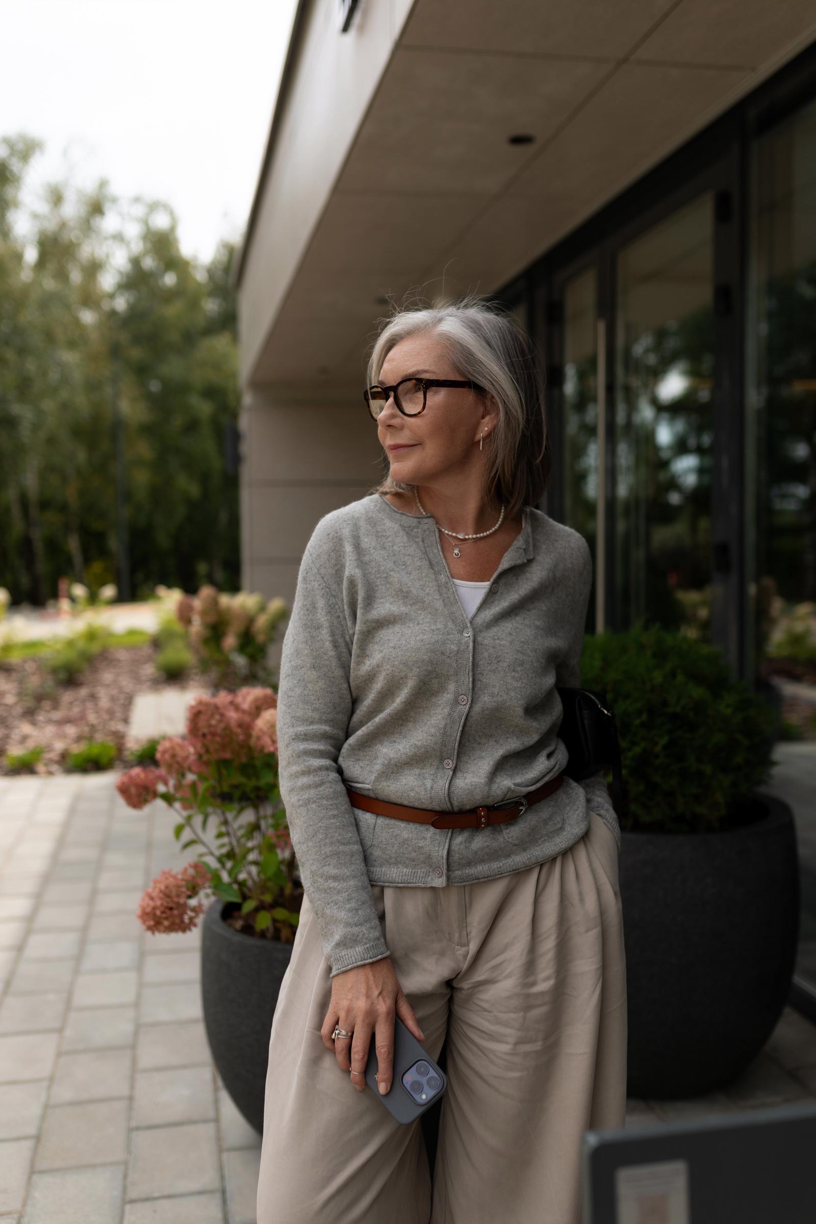 Una mujer mostrando su elegante atuendo | Fuente: Pexels