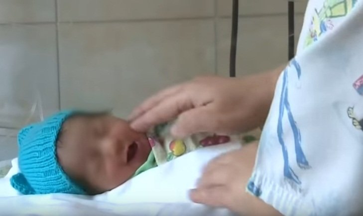 La bebé rescatada recibe atención en un hospital de San Petersburgo. | Foto: YouTube/Россия 24