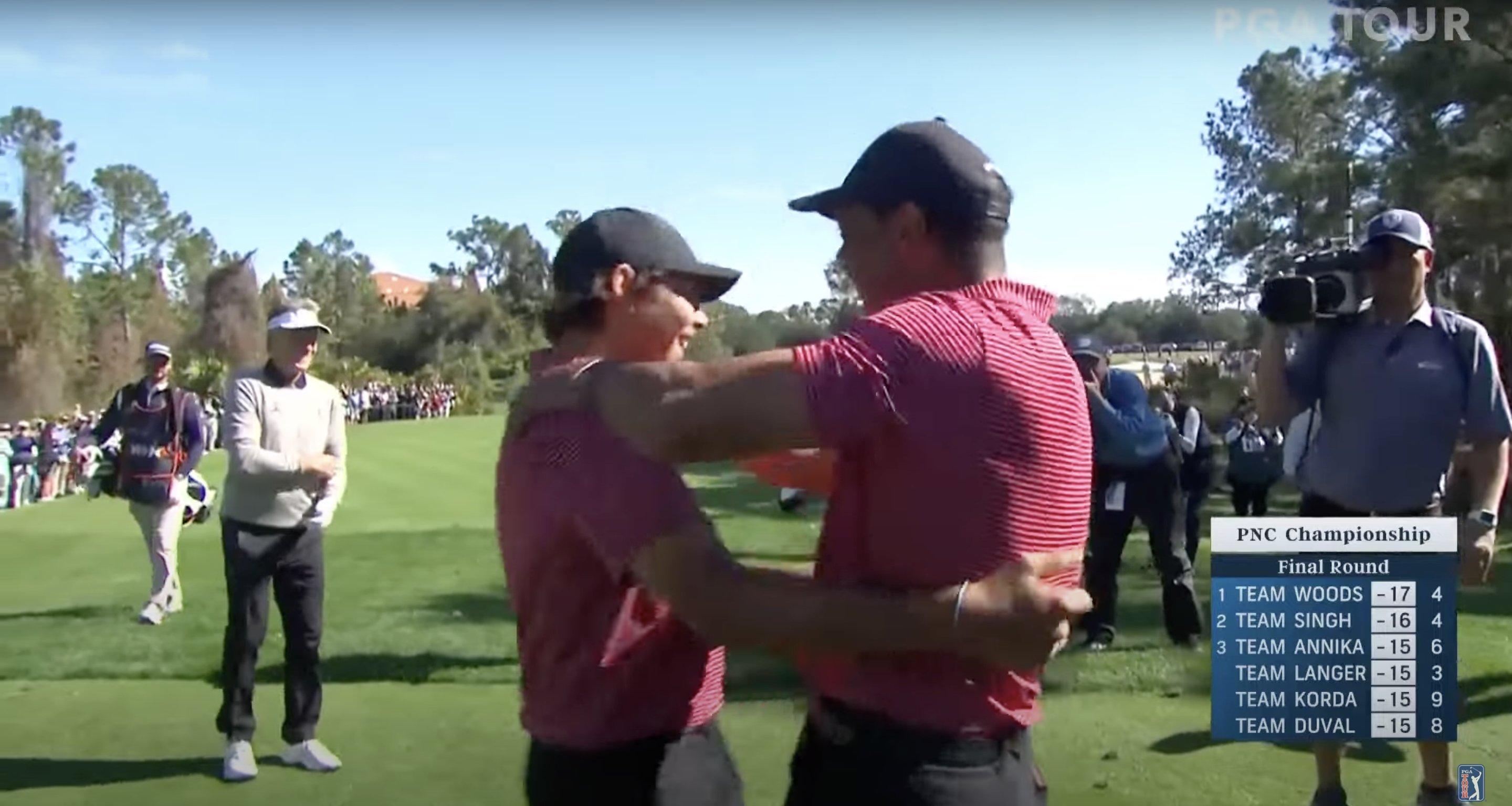 Charlie y Tiger Woods comparten un abrazo en el PNC Championship 2024 en Florida, publicado el 23 de diciembre de 2024 | Fuente: YouTube.com/PGATOUR