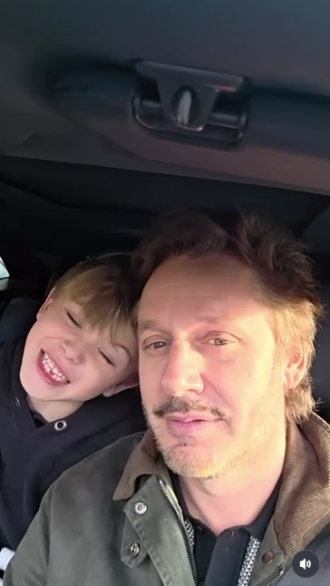 Amancio y Benjamín Vicuña en el video de cumpleaños. | Foto: instagram.com/benjaminvicuna.ok
