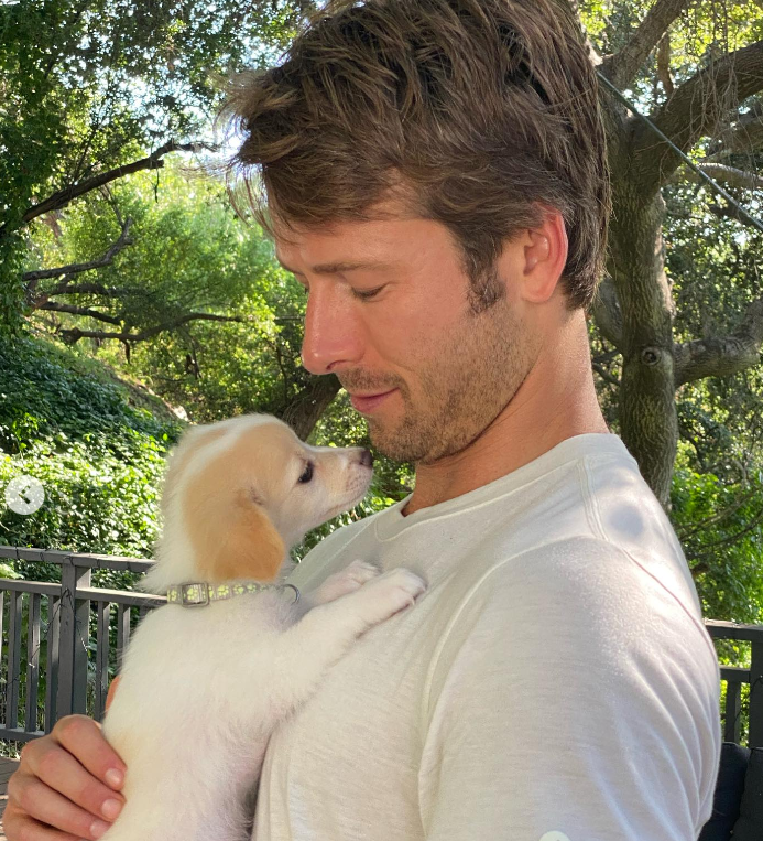 El actor sostiene a su perro, con fecha del 5 de julio de 2023 | Fuente: Instagram/glenpowell